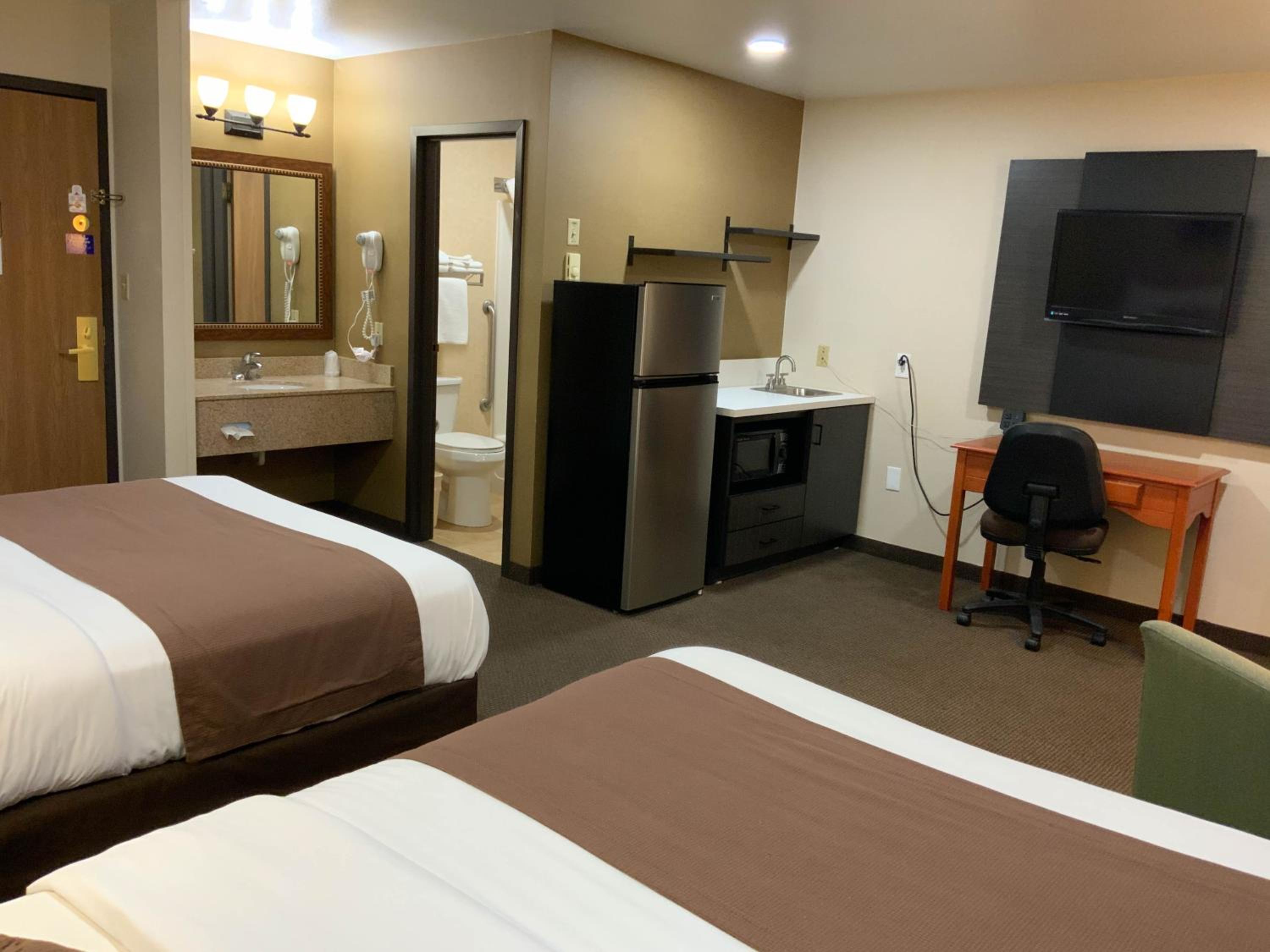 Deluxe Queen Room with Two Queen Beds - Non-Smoking photo 3