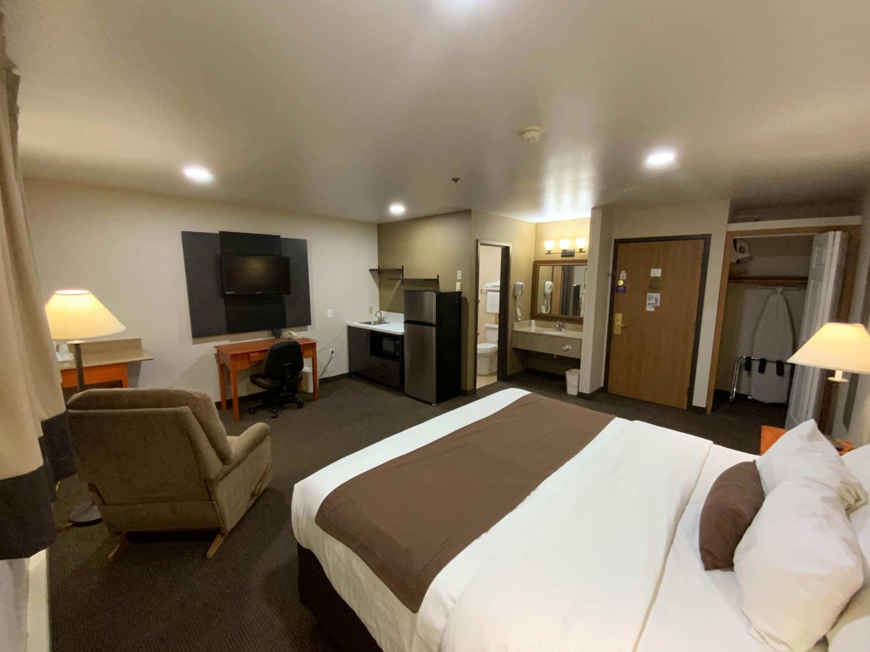 Deluxe King Suite - Non-Smoking - Photo 3