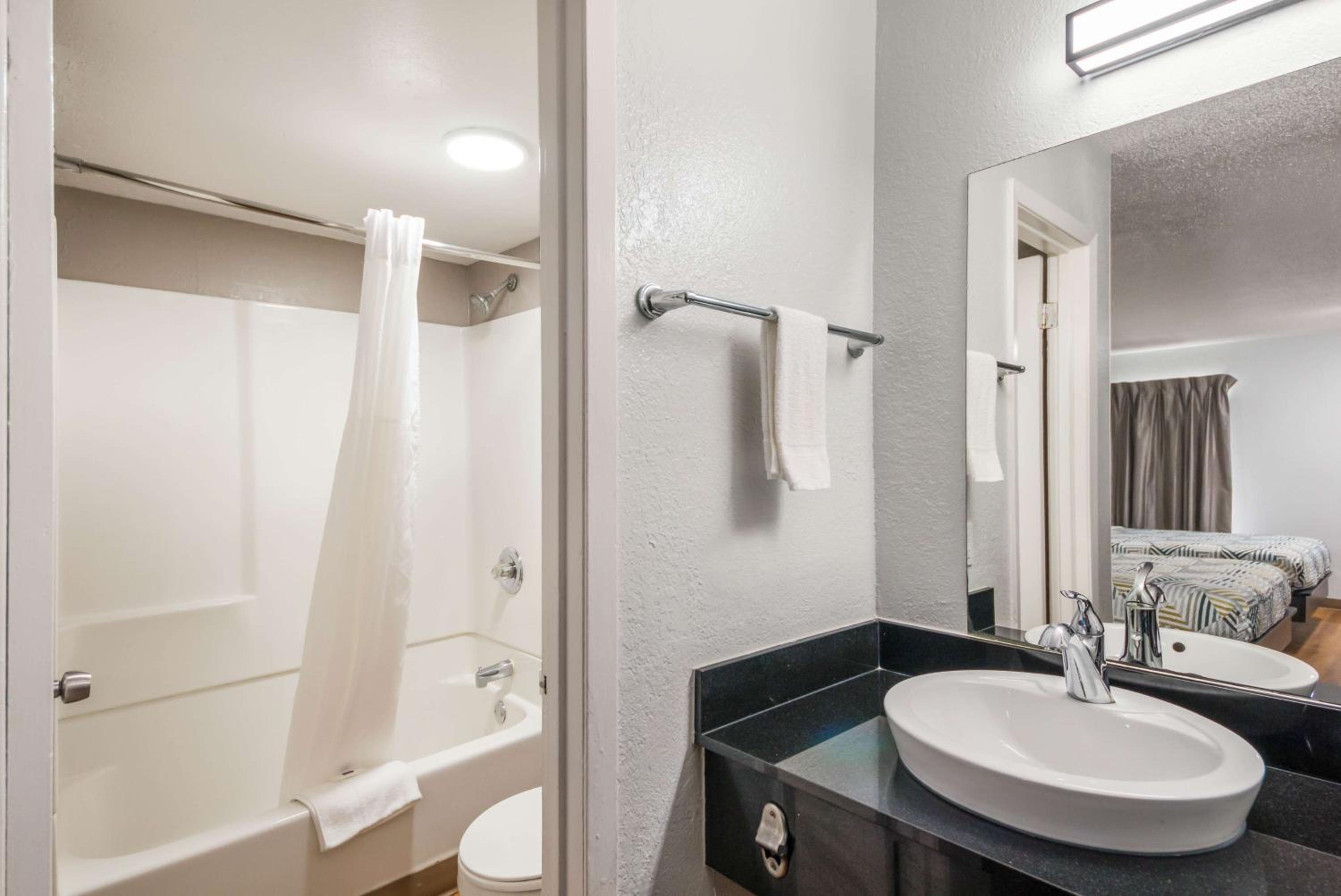 One-Bedroom Suite - Non-Smoking - Photo 7
