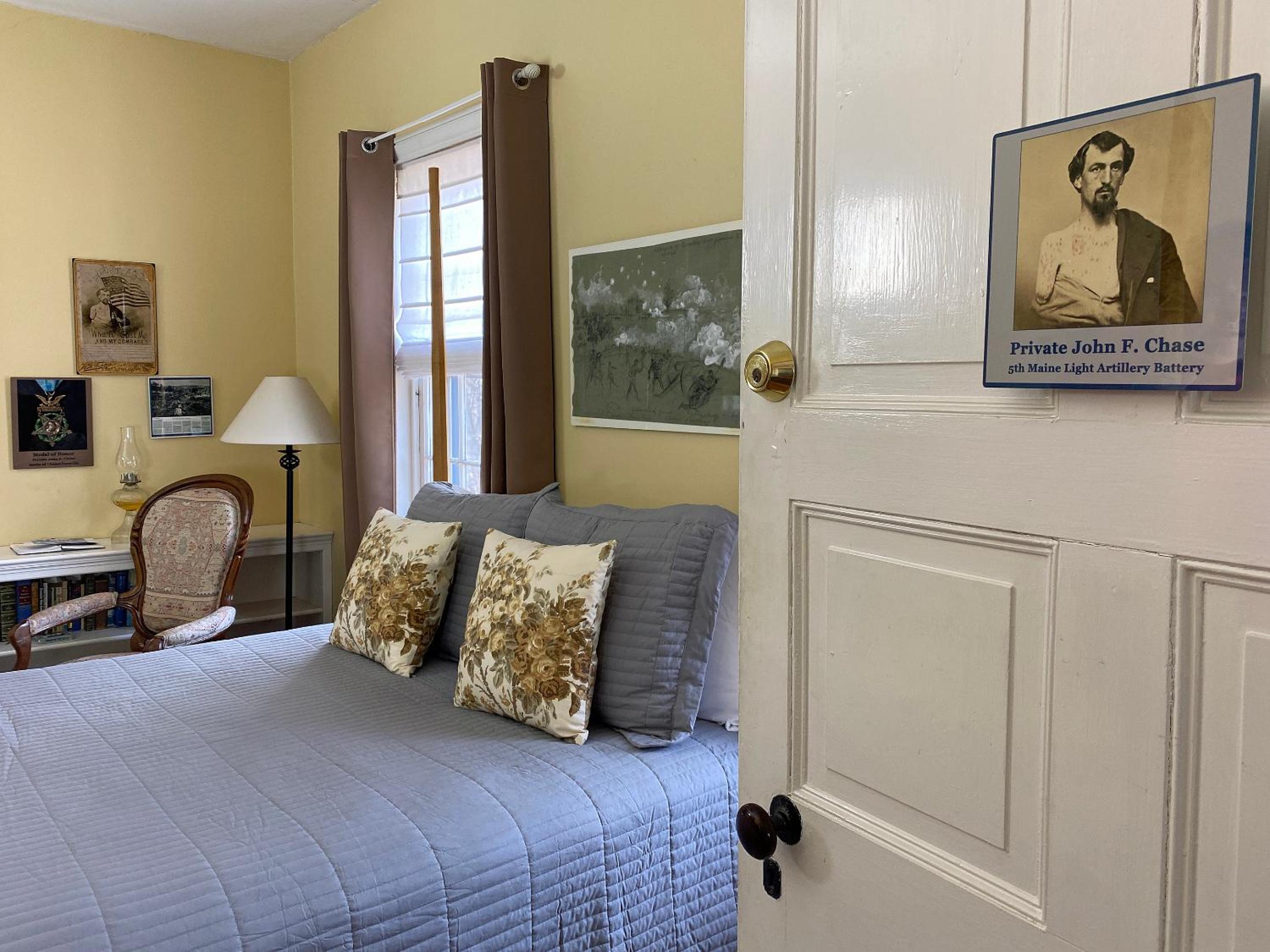 Queen Room photo 2