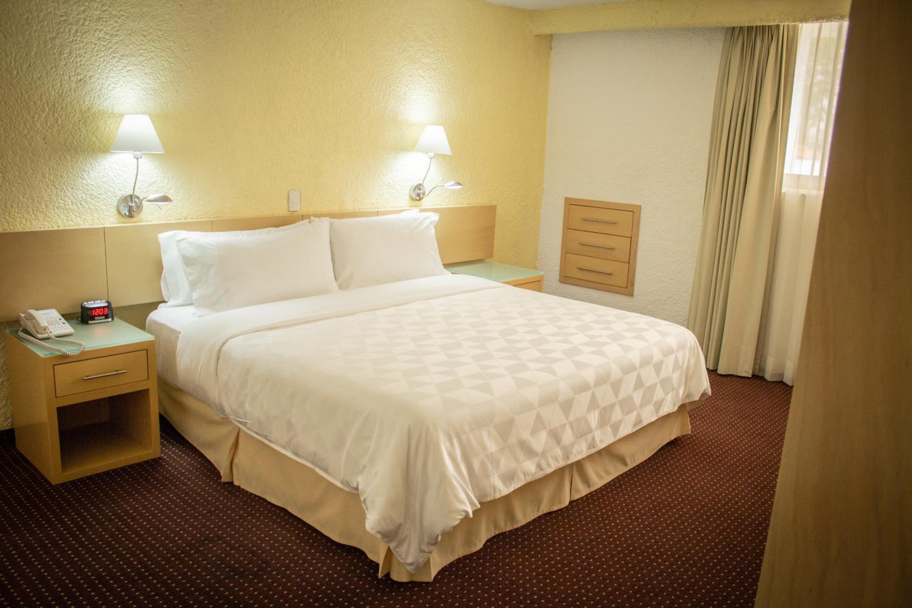Standard King Room with Walk-In Shower photo 1