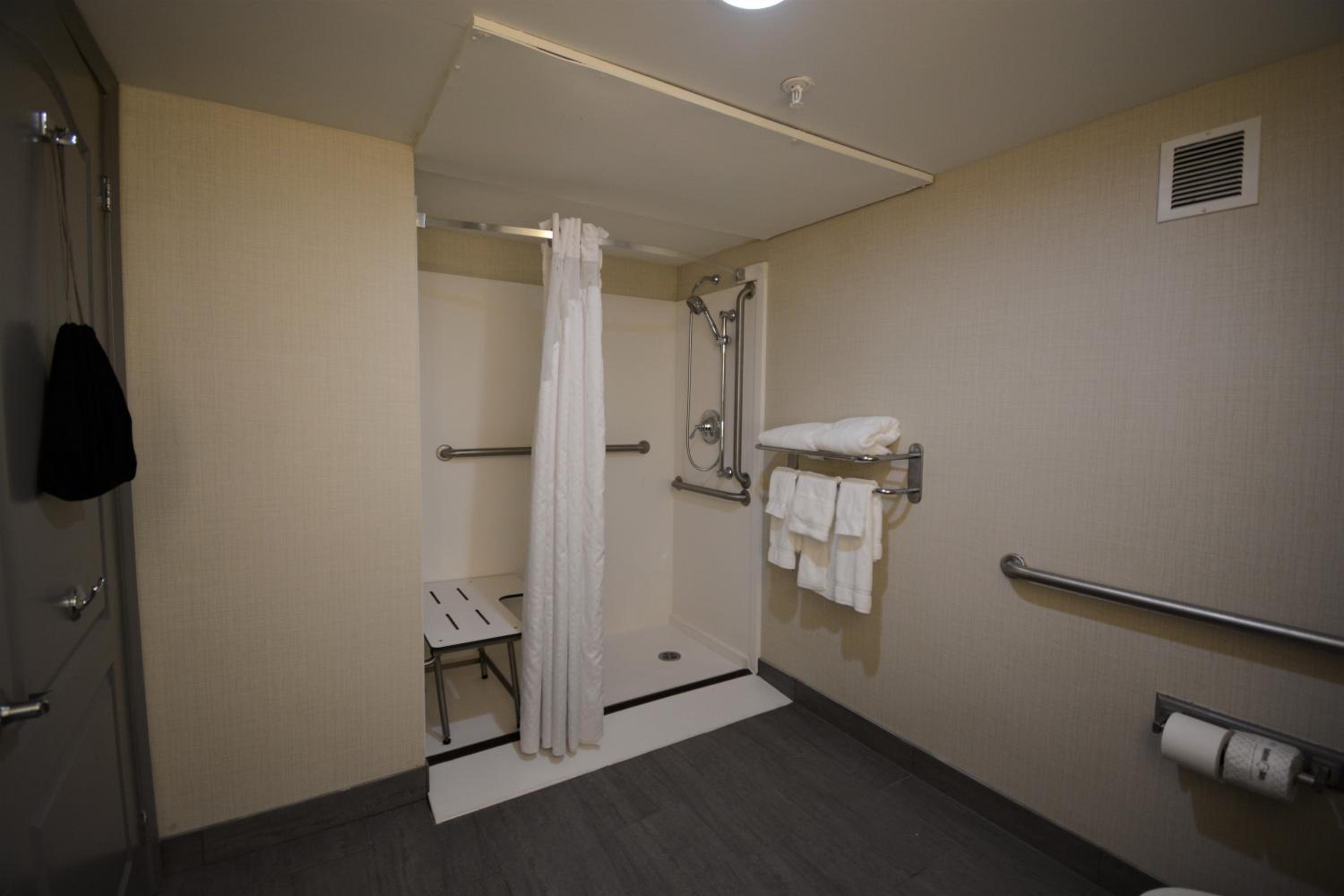 King Room with Roll In Shower - Non-Smoking - Photo 2