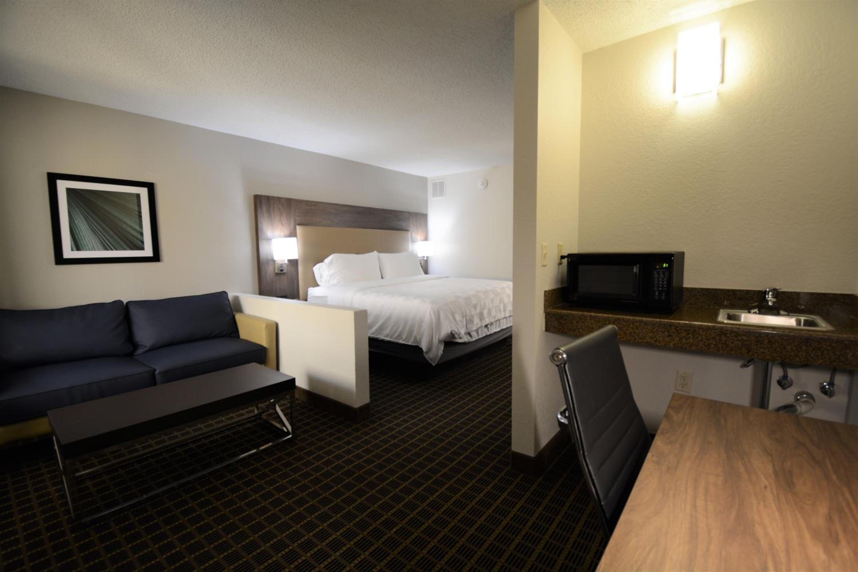King Suite - Non-Smoking - Photo 4