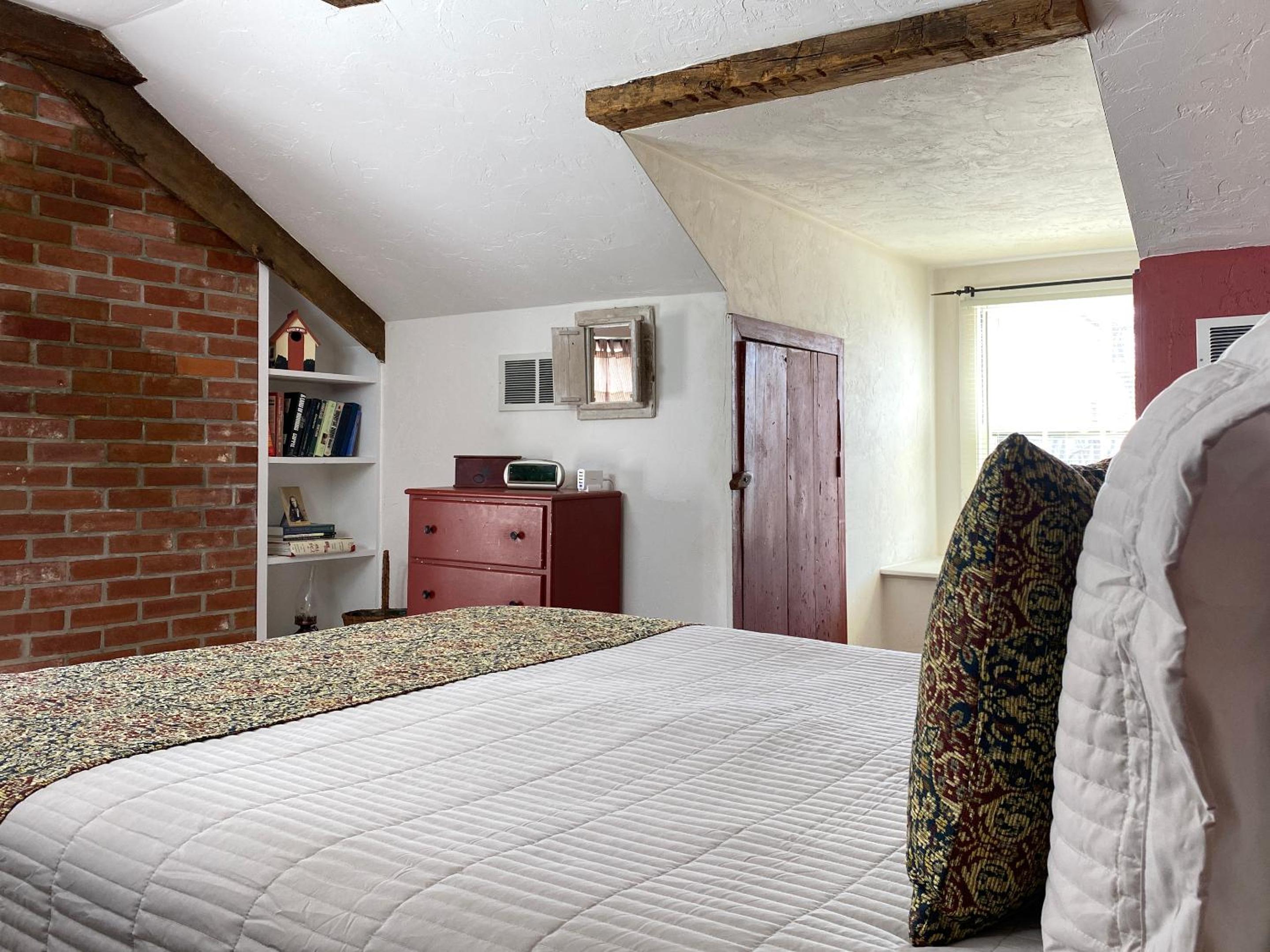 Deluxe Queen Suite photo 1