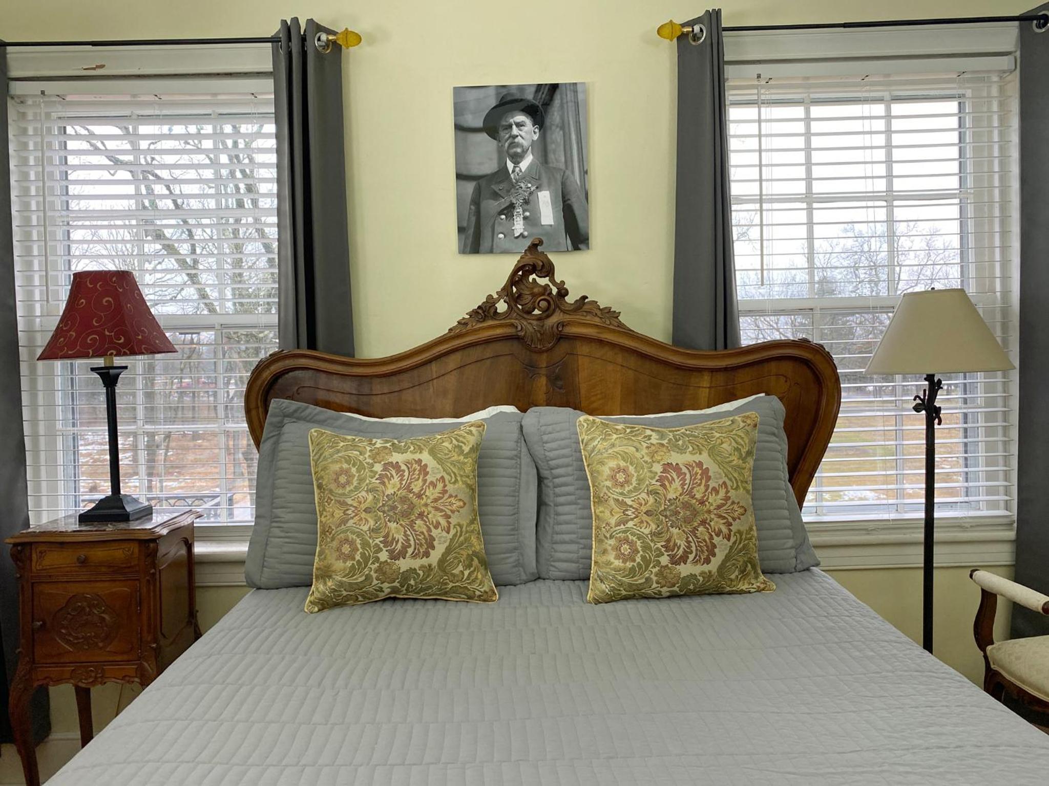 Queen Room photo 2
