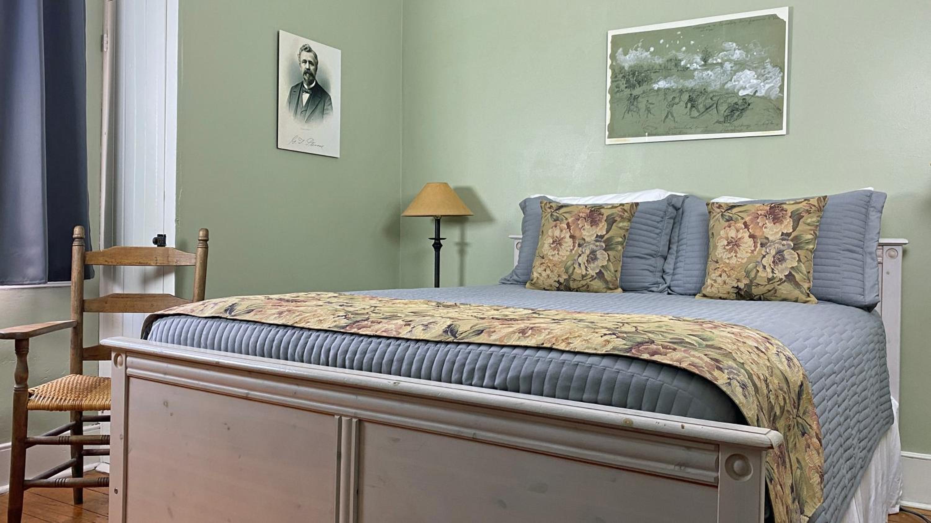 Queen Room photo 2