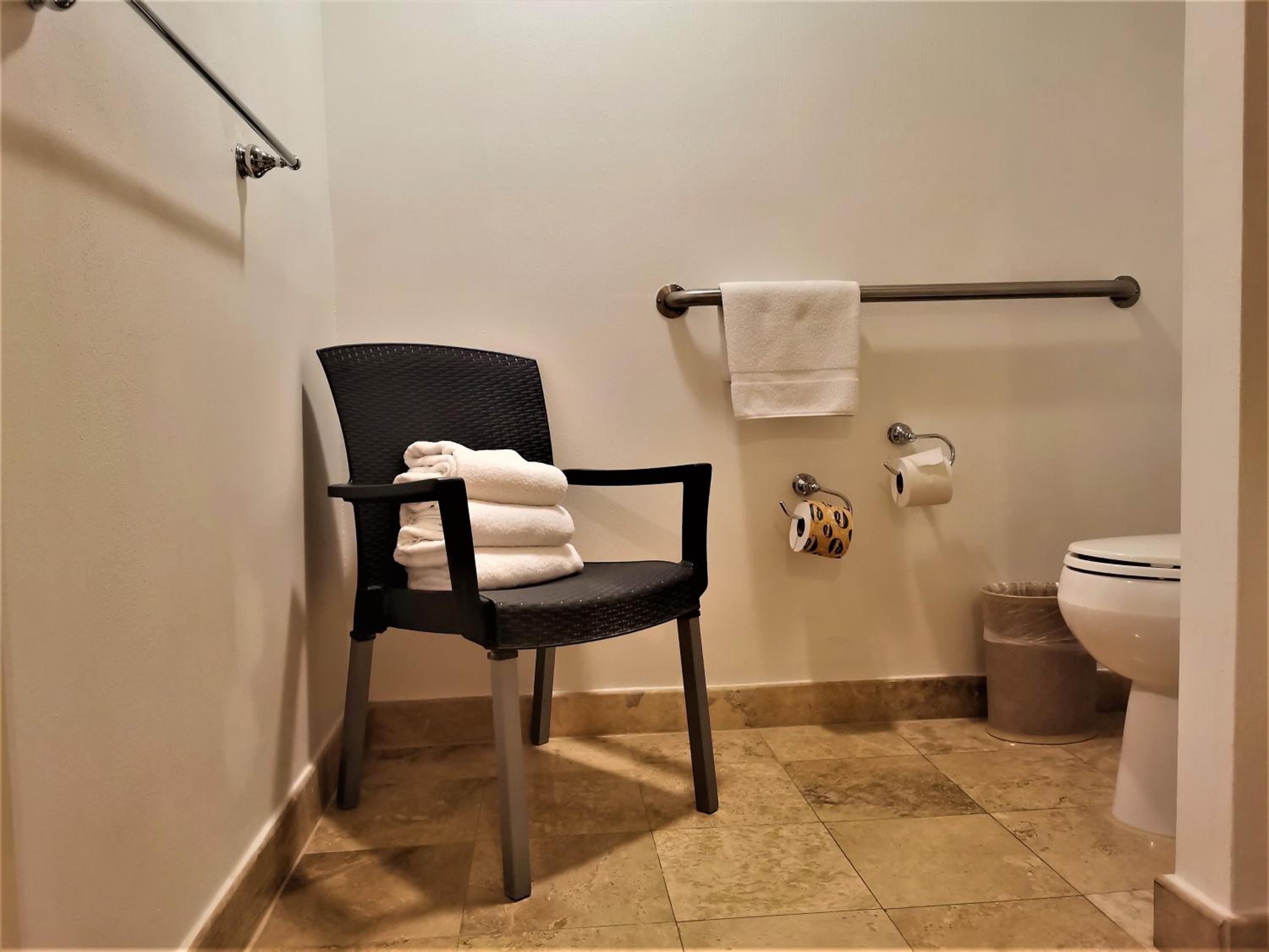 Standard King Room - Accessible - Photo 2