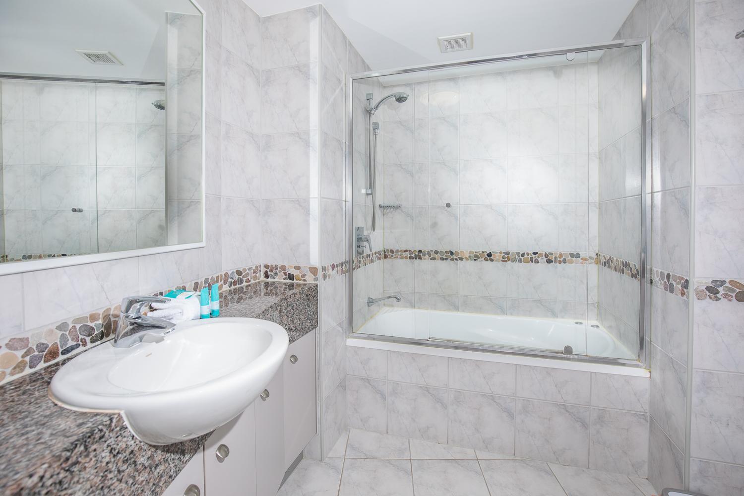 Two-Bedroom Apartment with Premium Ocean View photo 3