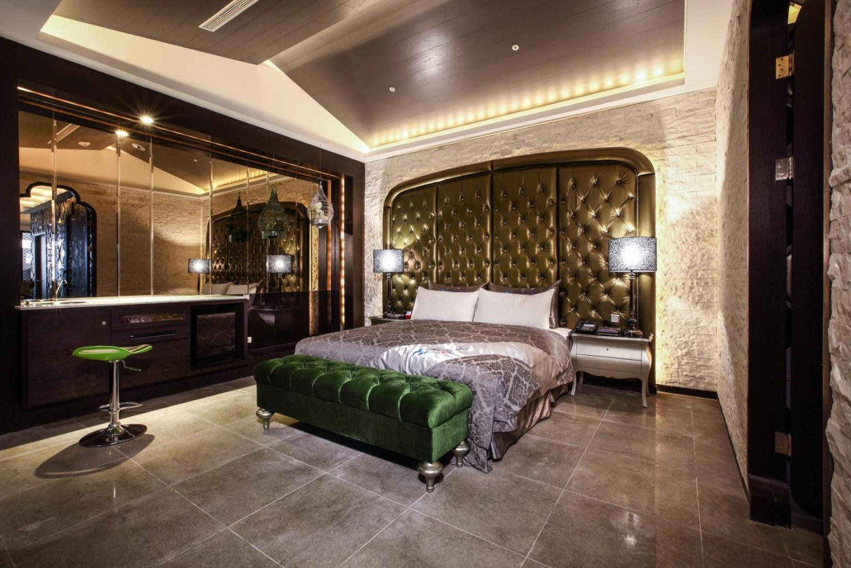 Room C with Private Garage and Private Pool (Check-in after 21:00)