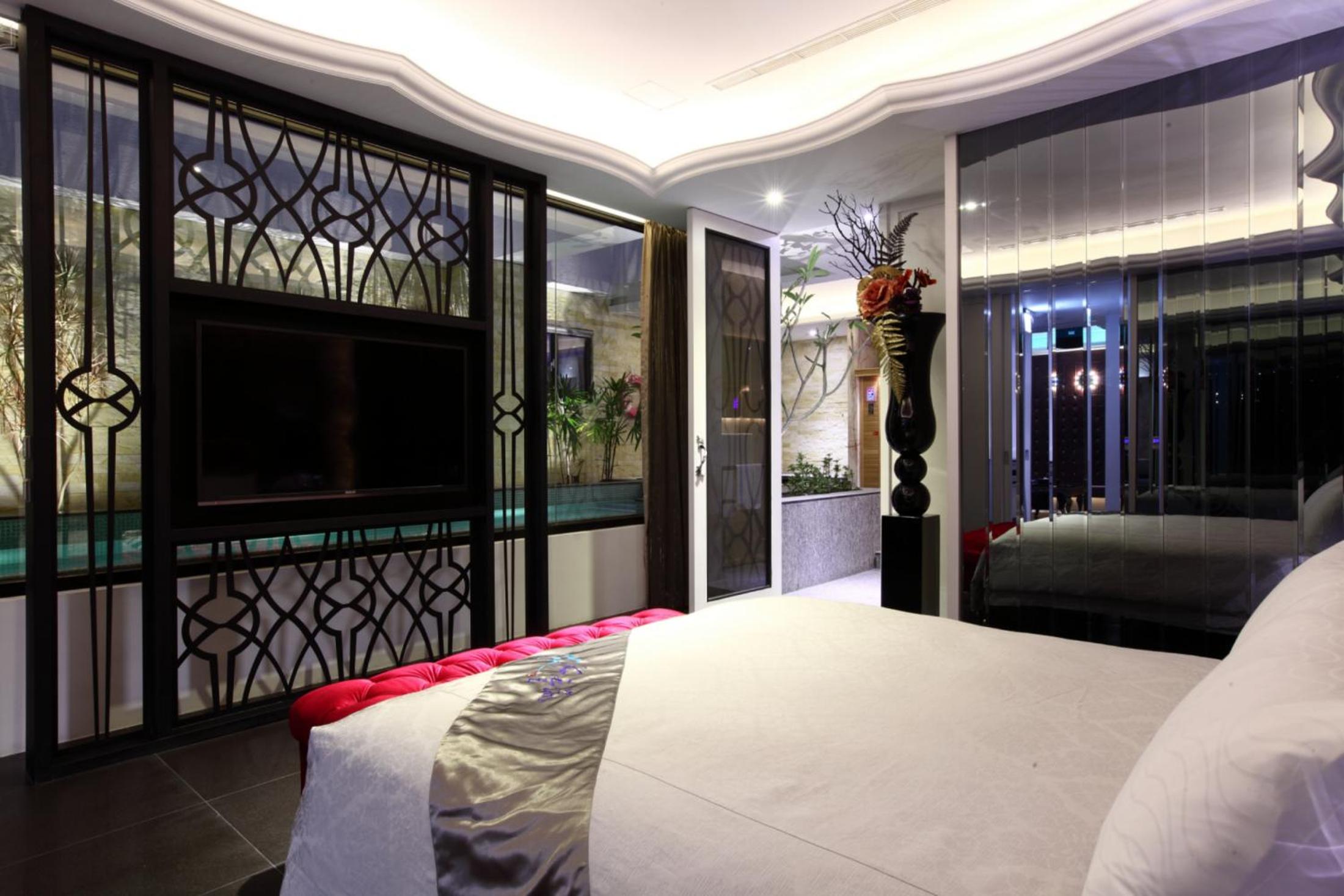 Room C with Private Garage and Private Pool (Check-in after 18:00)