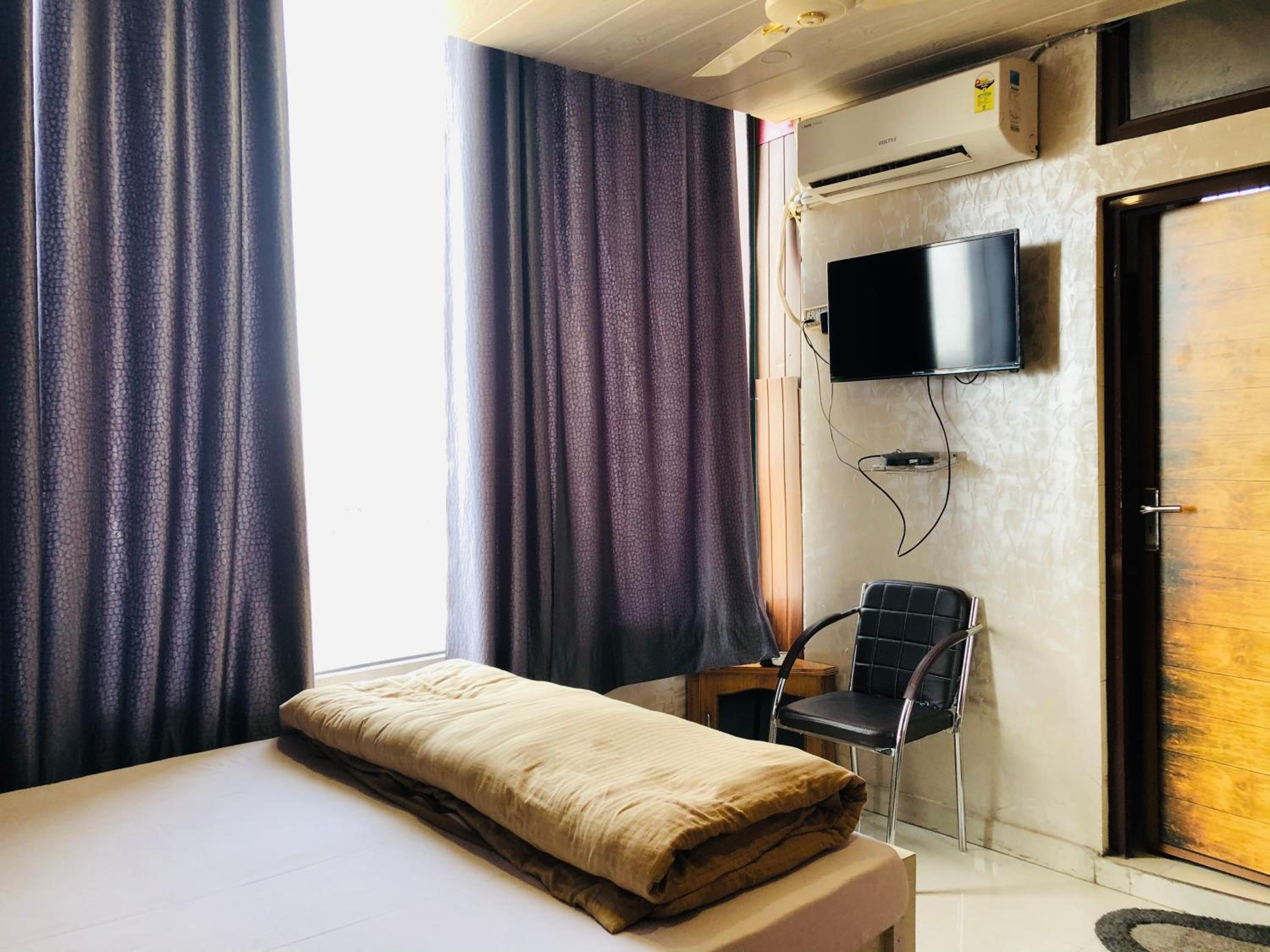 Budget Double Room - Photo 8
