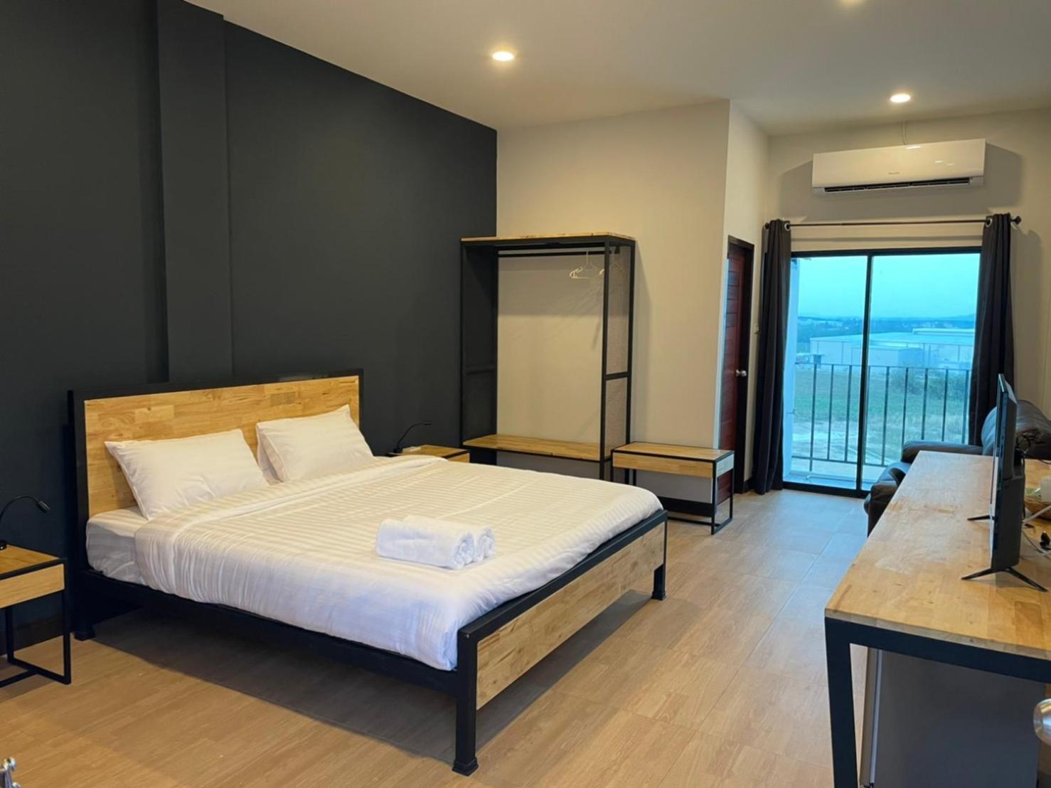 Standard King Room - Photo 5