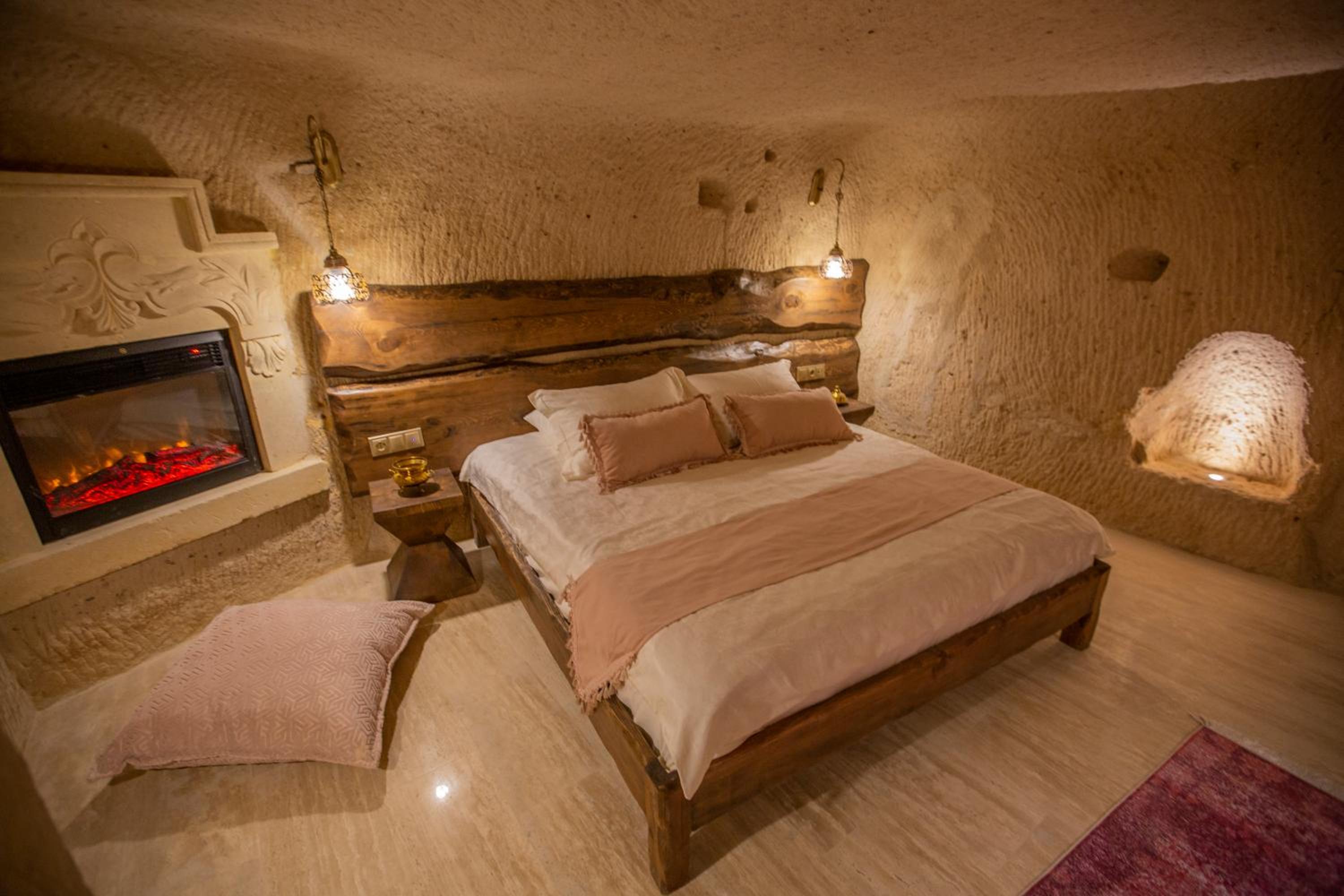 Deluxe King Room - Photo 1