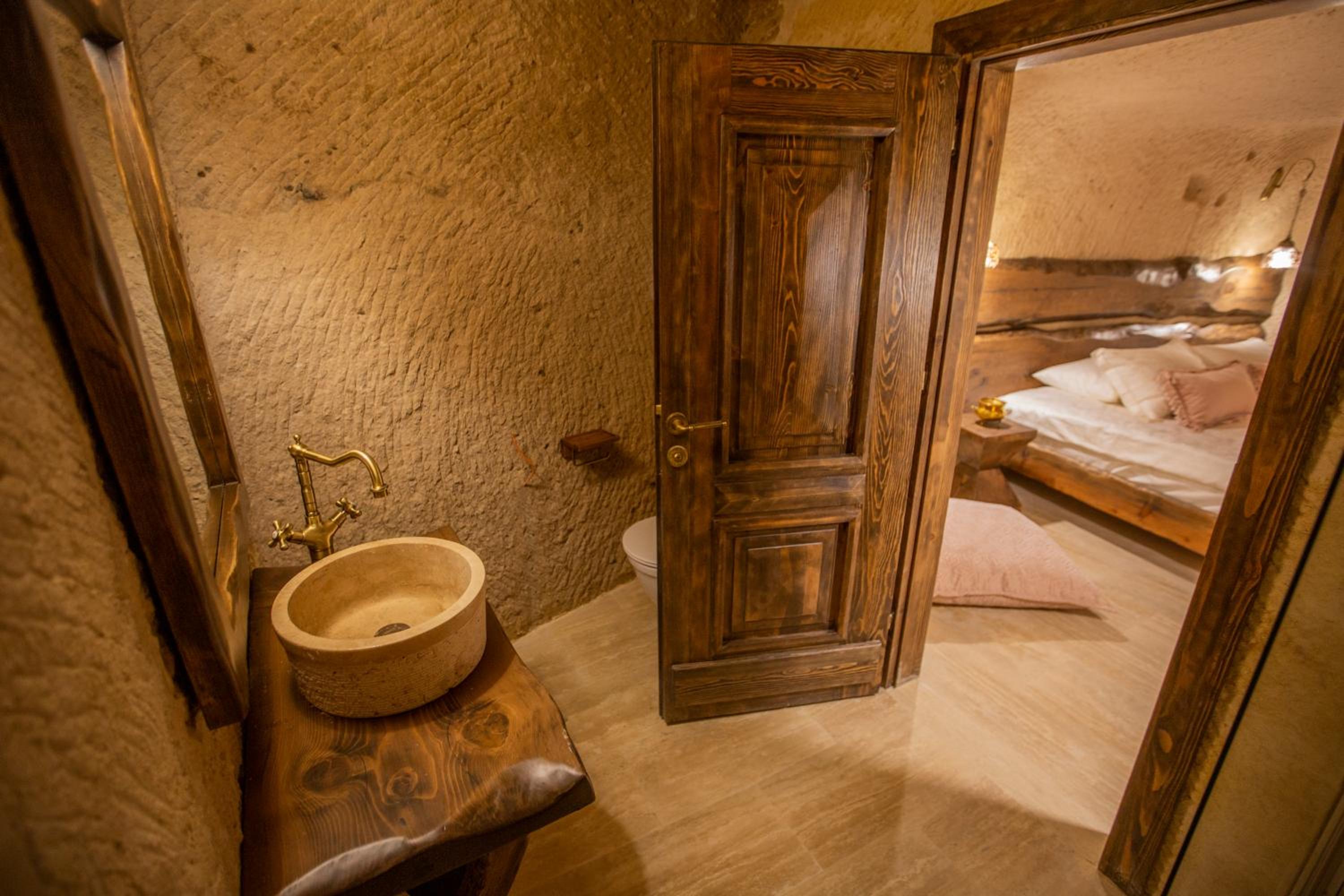 Deluxe King Room - Photo 2