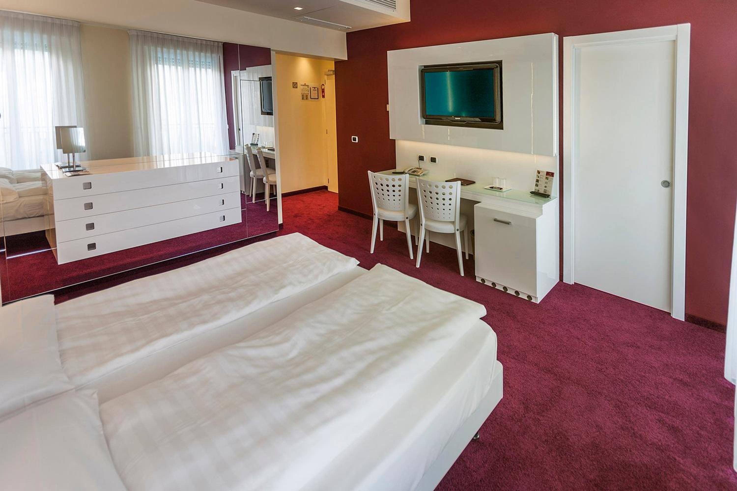 Deluxe Double Room with Lake View photo 3