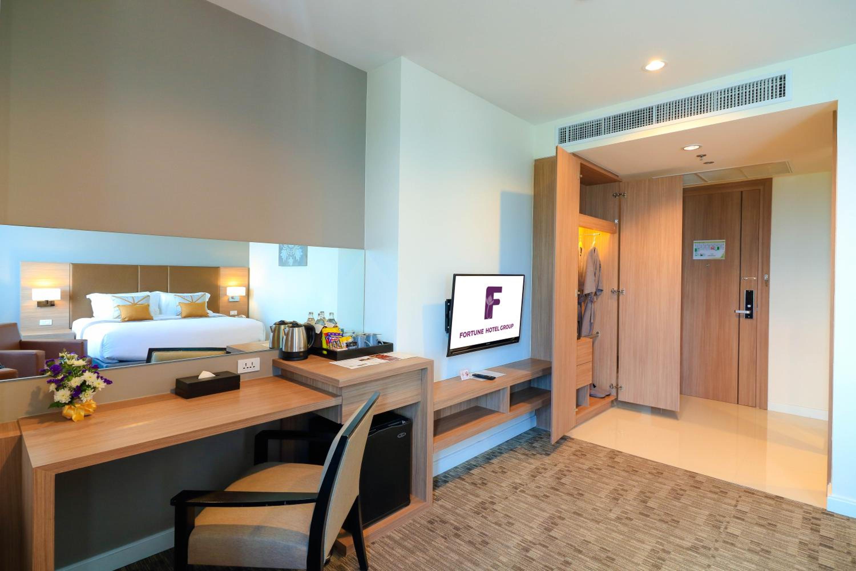 Deluxe King Room - Photo 7