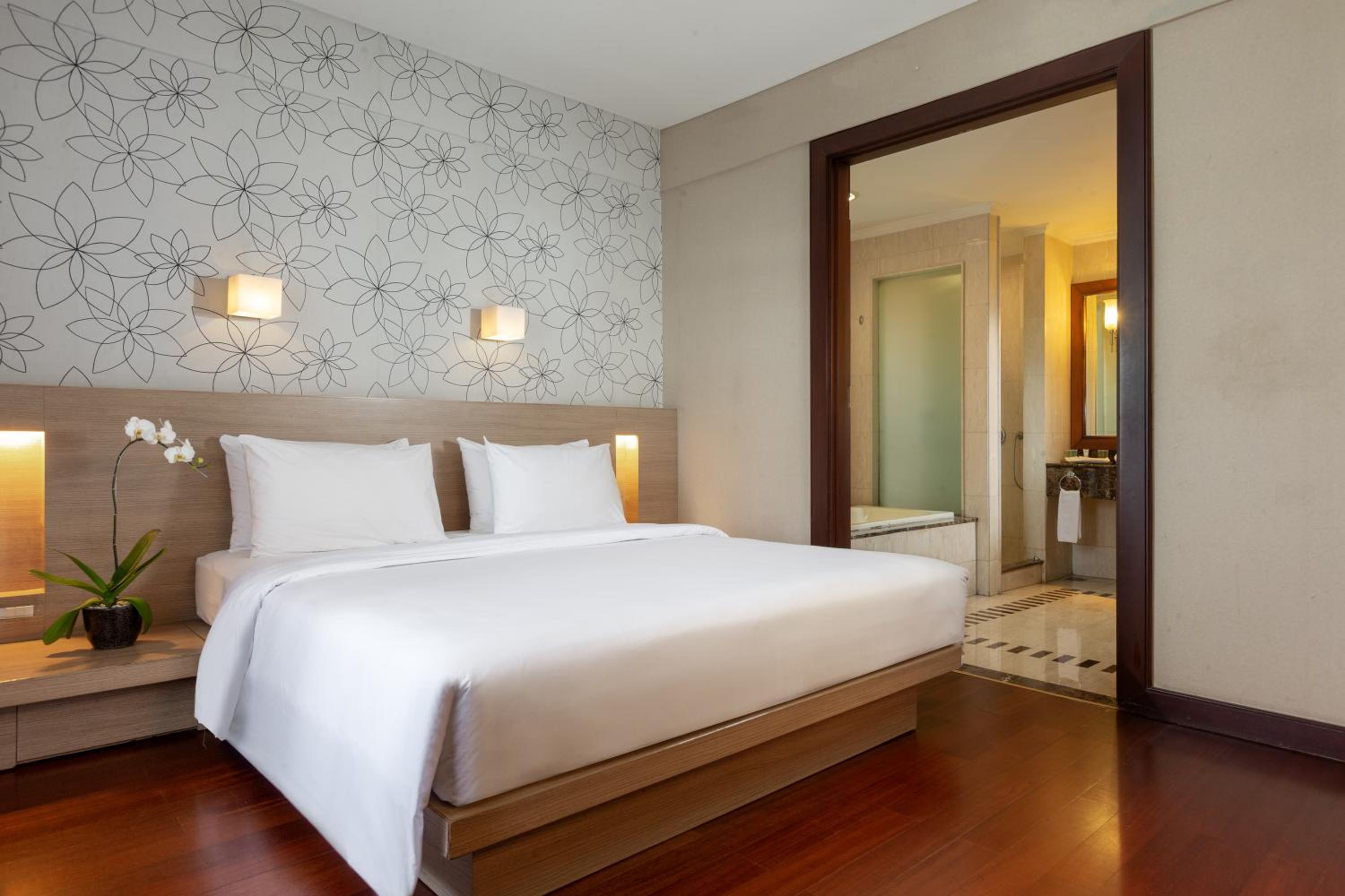 Executive Suite - Photo 5