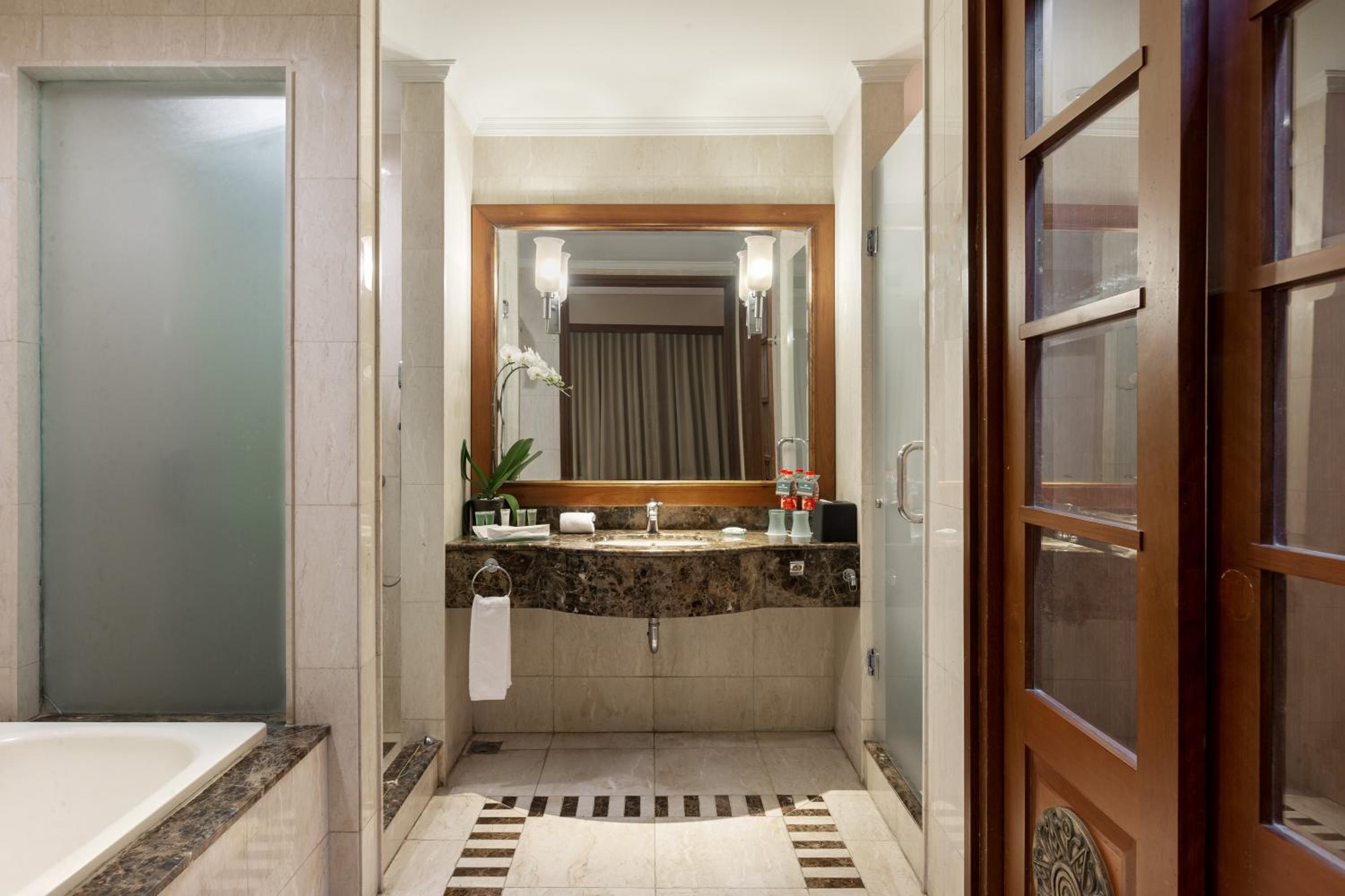 Executive Suite - Photo 3