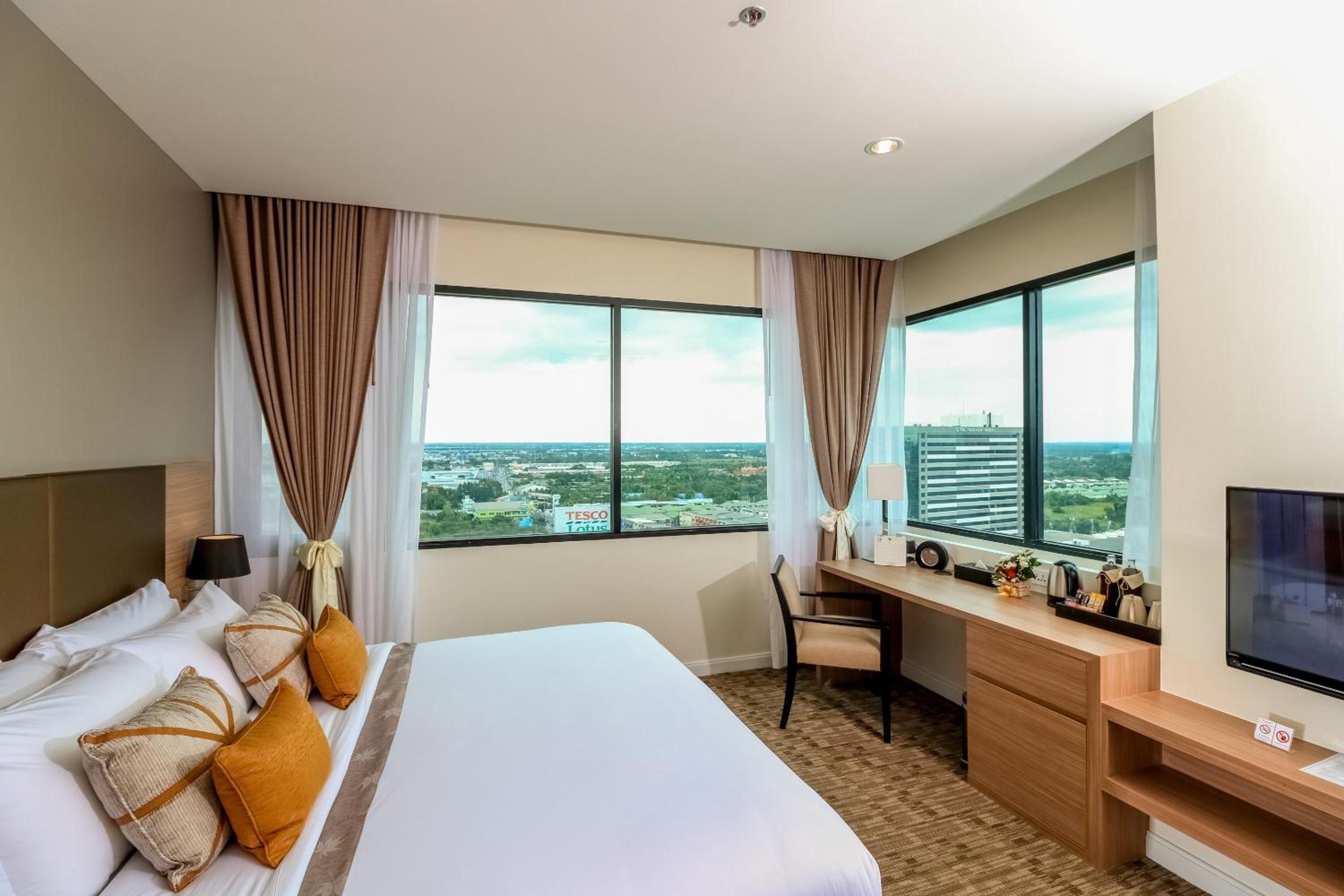 Executive Suite - Photo 15