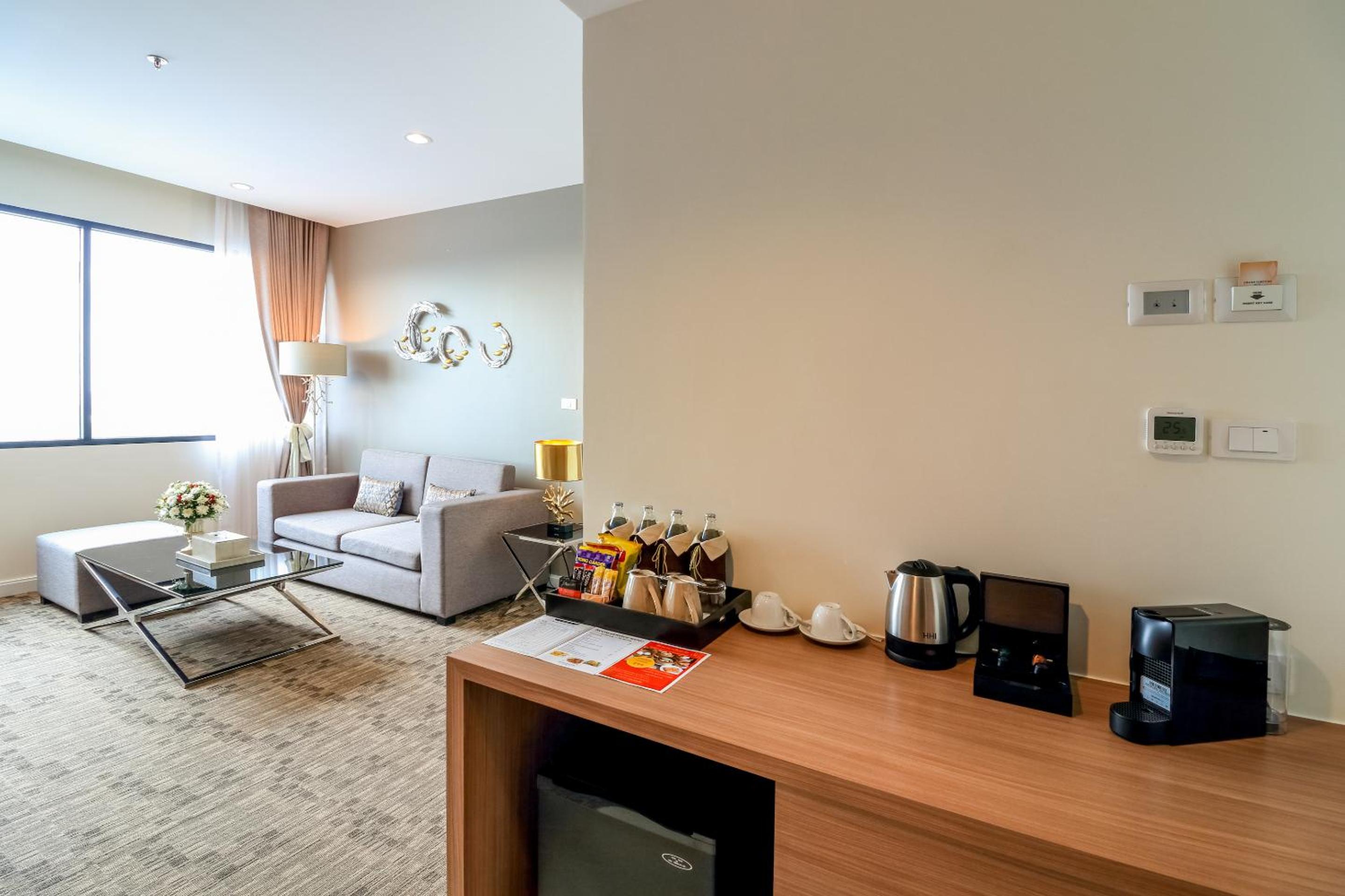 Executive Suite - Photo 12