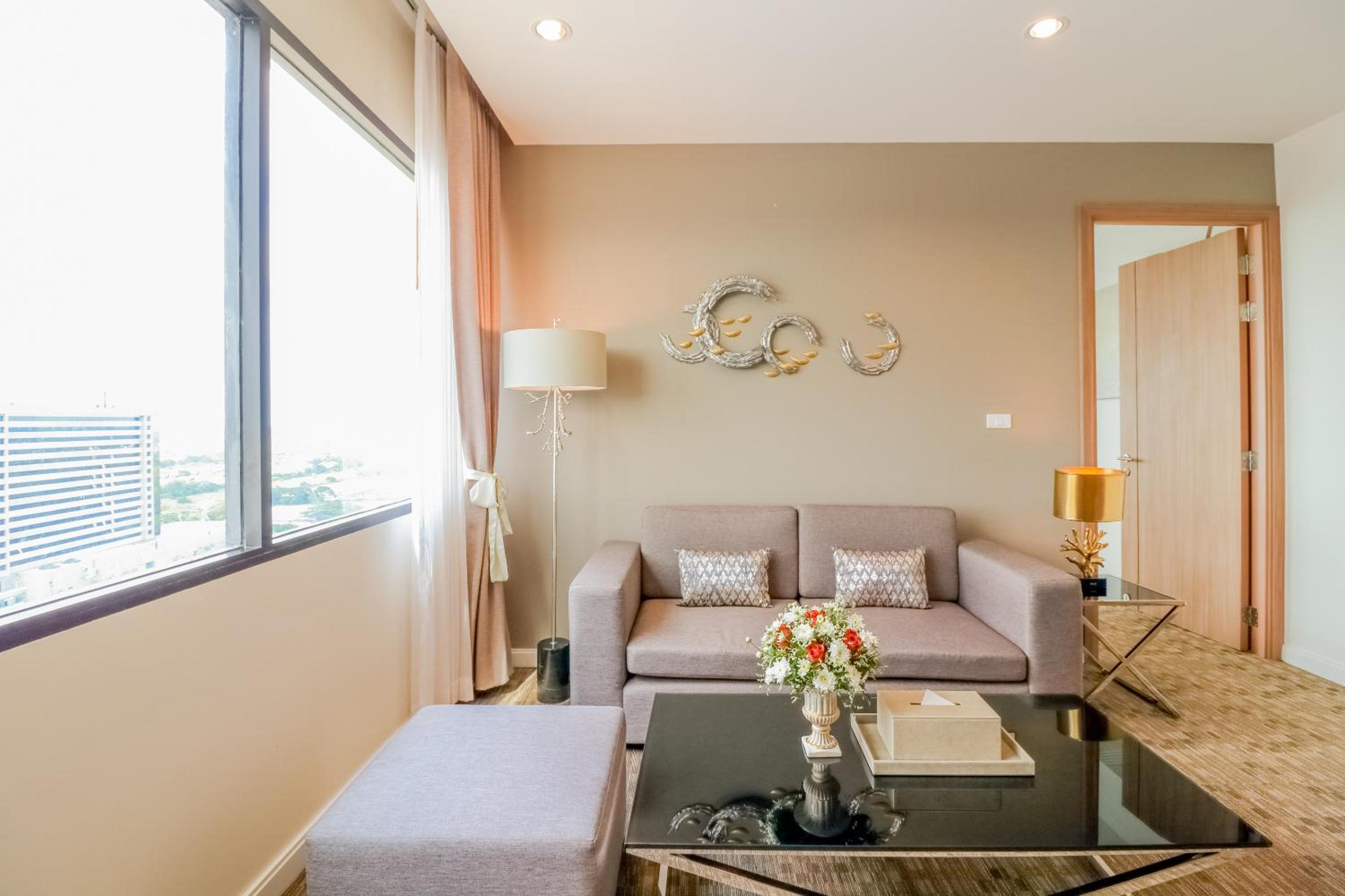 Executive Suite - Photo 13