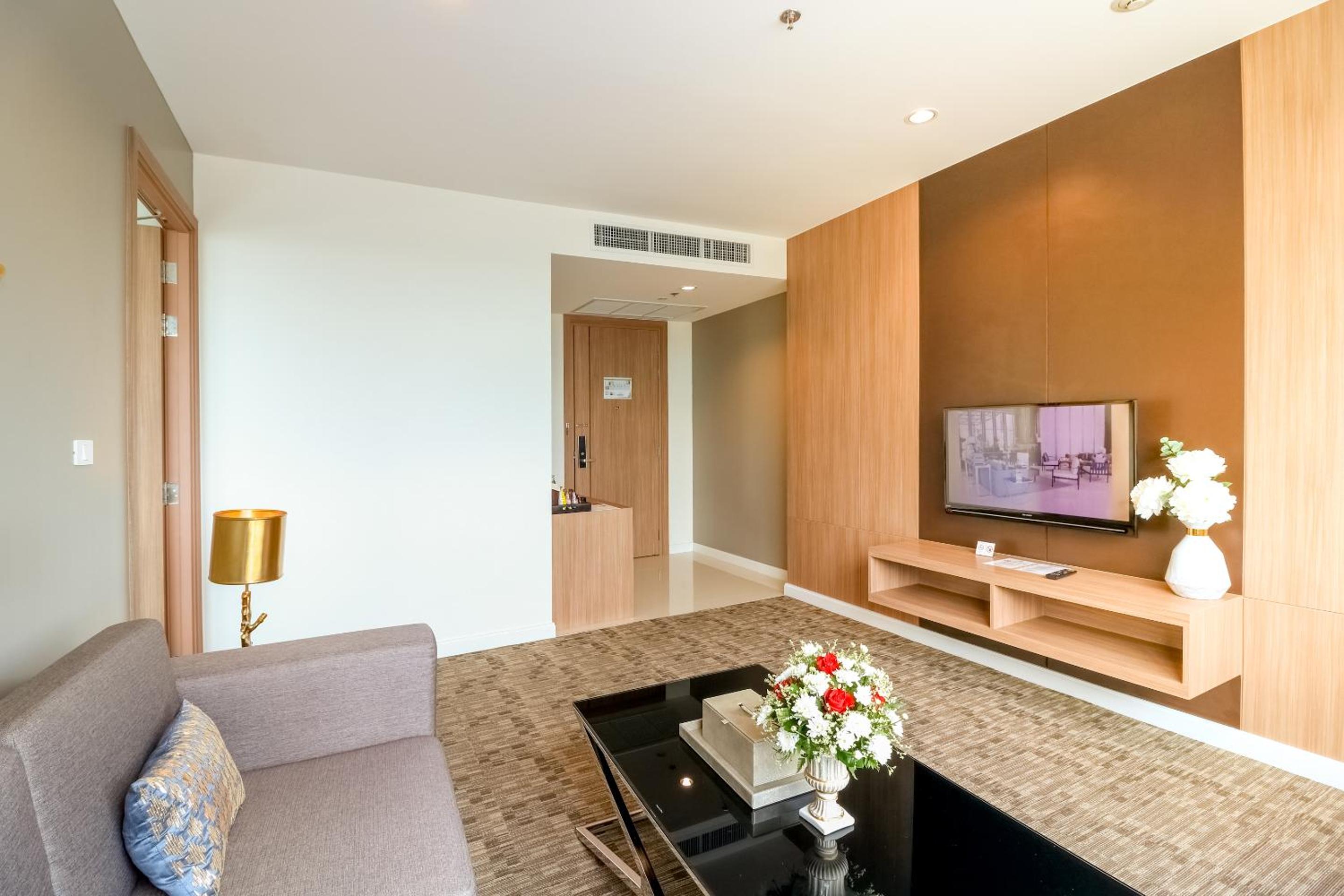 Executive Suite - Photo 20