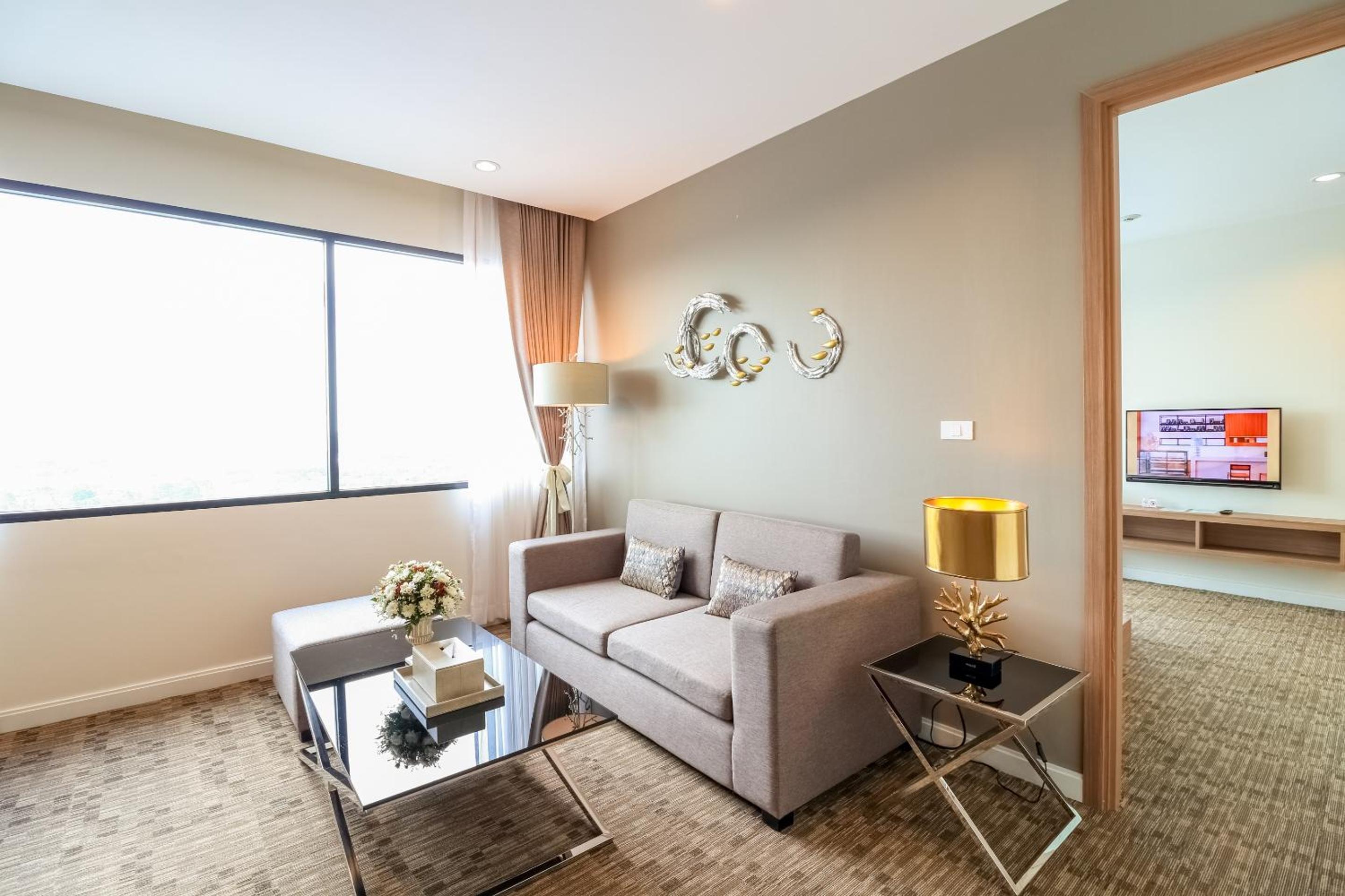 Executive Suite - Photo 19