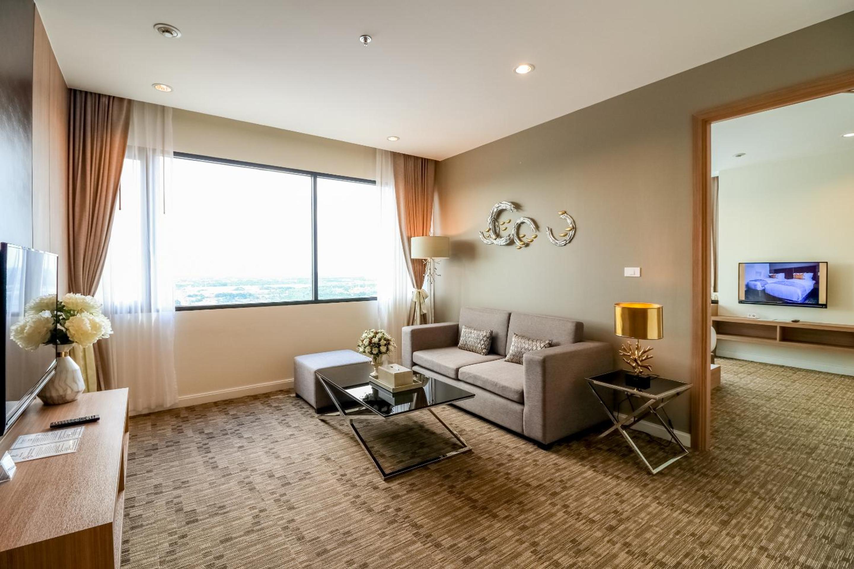 Executive Suite - Photo 8