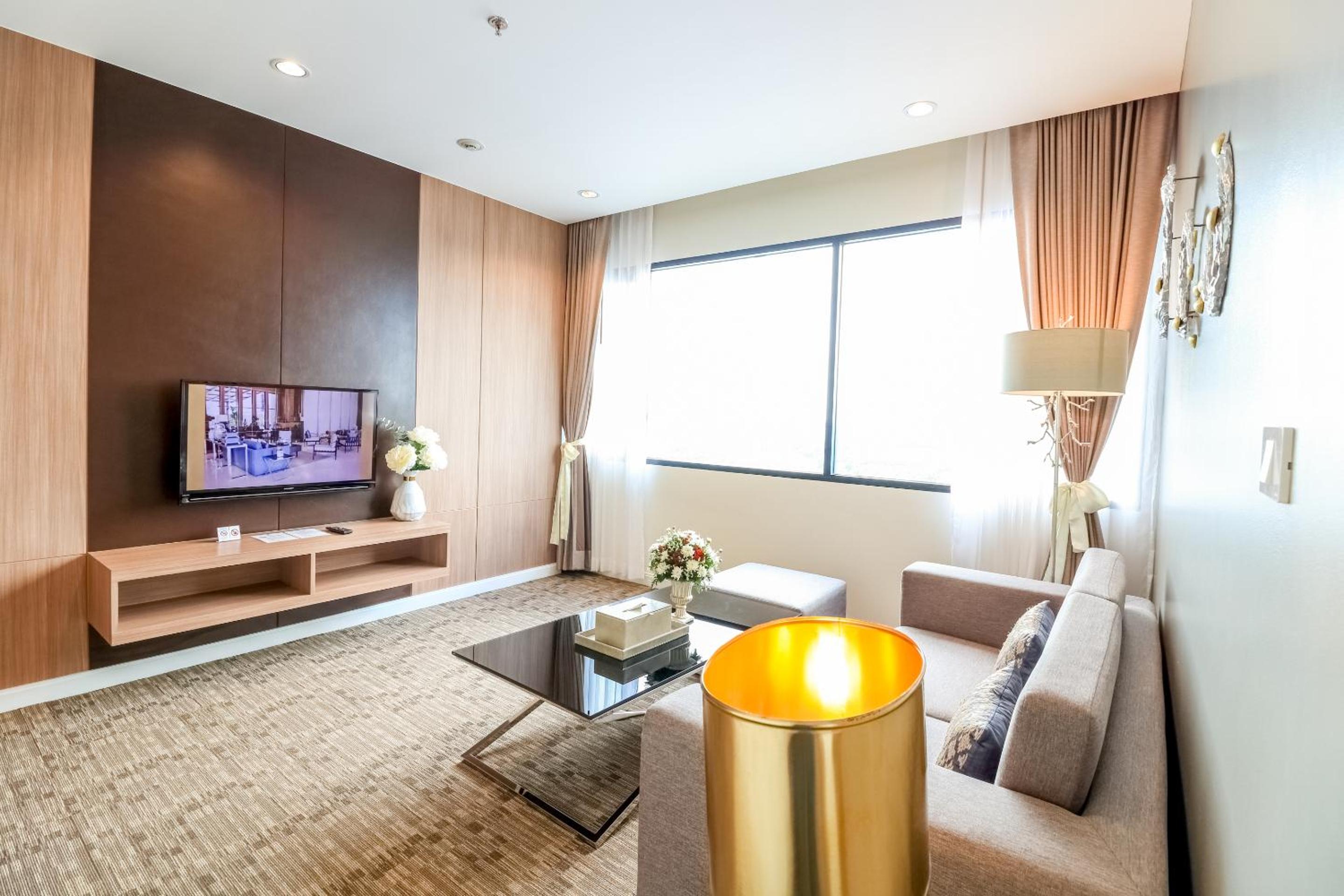 Executive Suite - Photo 6