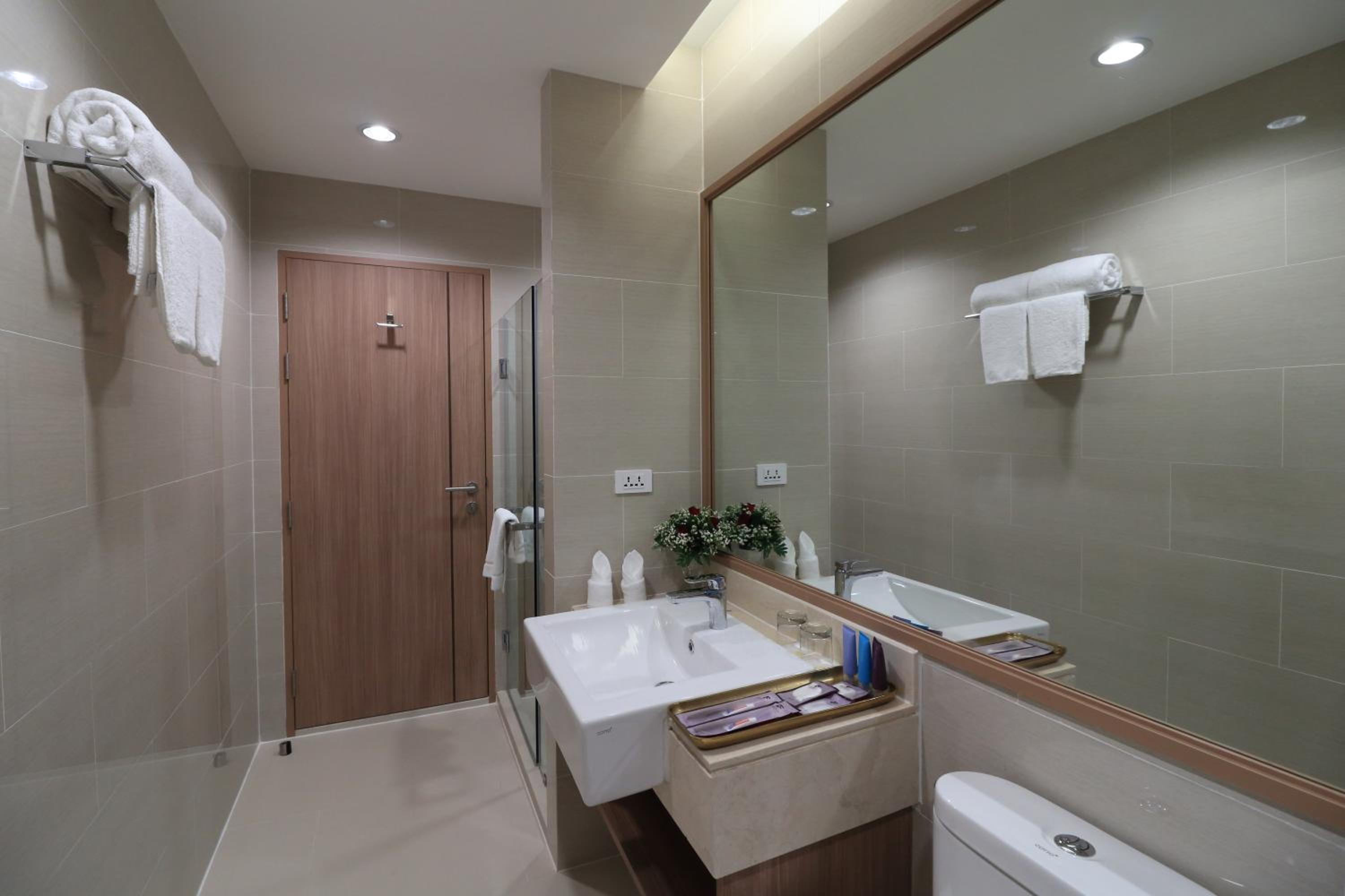 Executive Suite - Photo 10