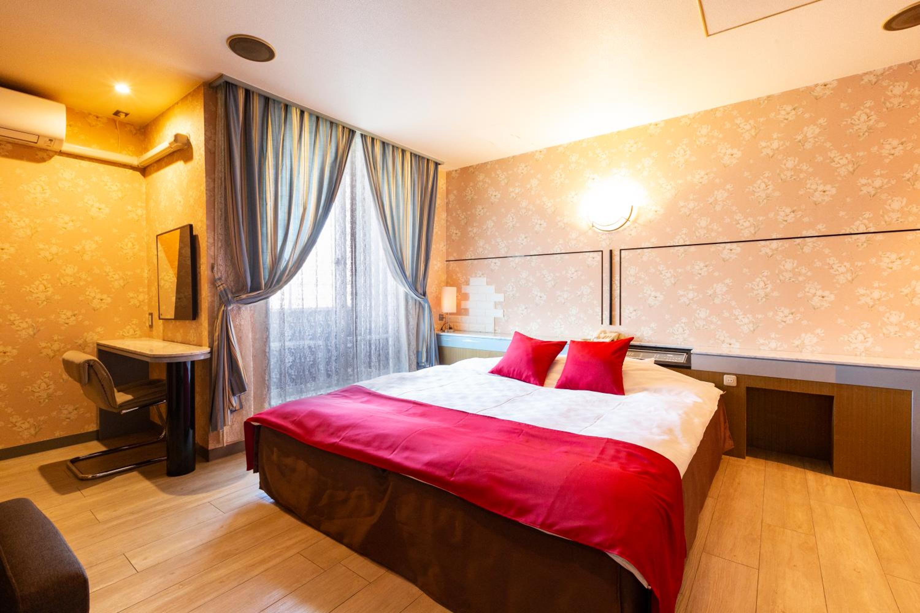 Large Double Room - Photo 10
