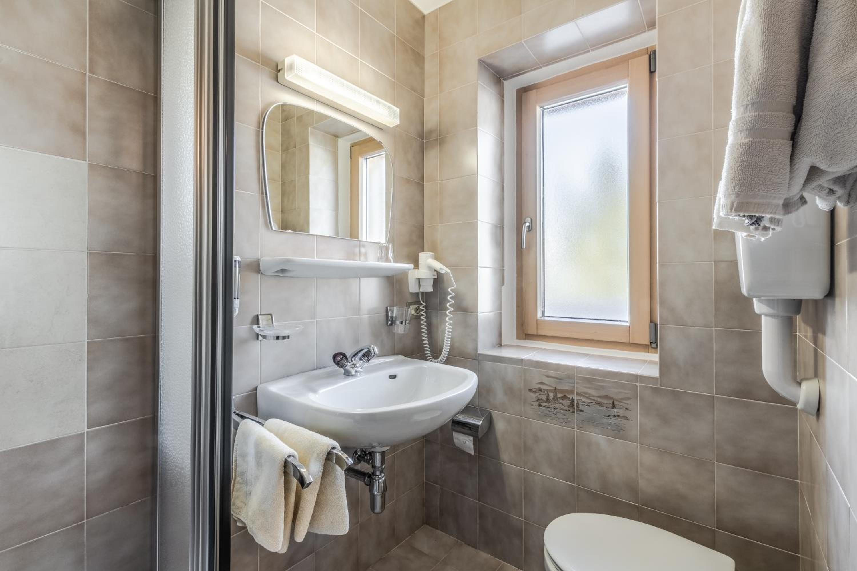 Double Room with Balcony - Photo 8