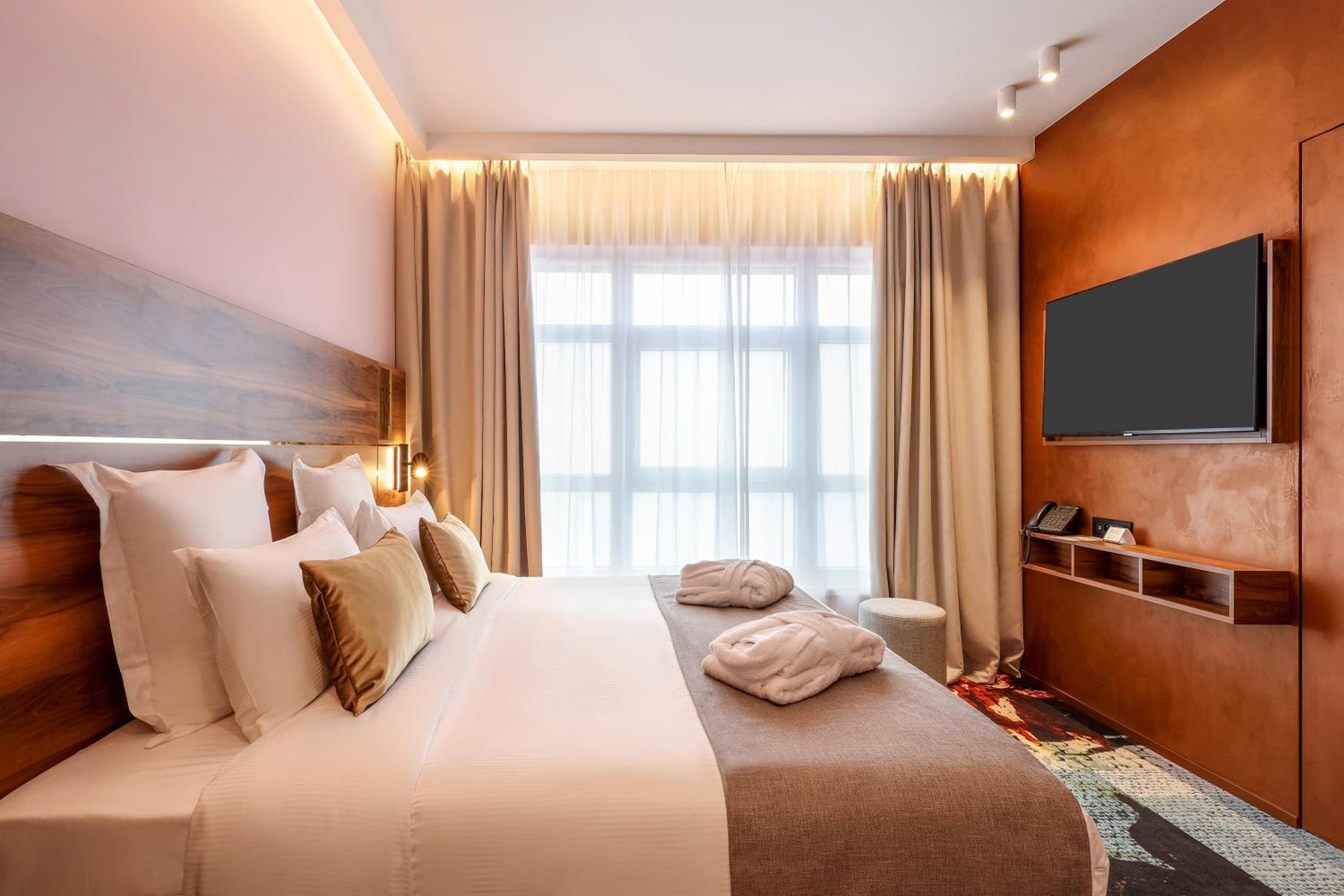 Comfort Queen Room - Non-Smoking  - Photo 12