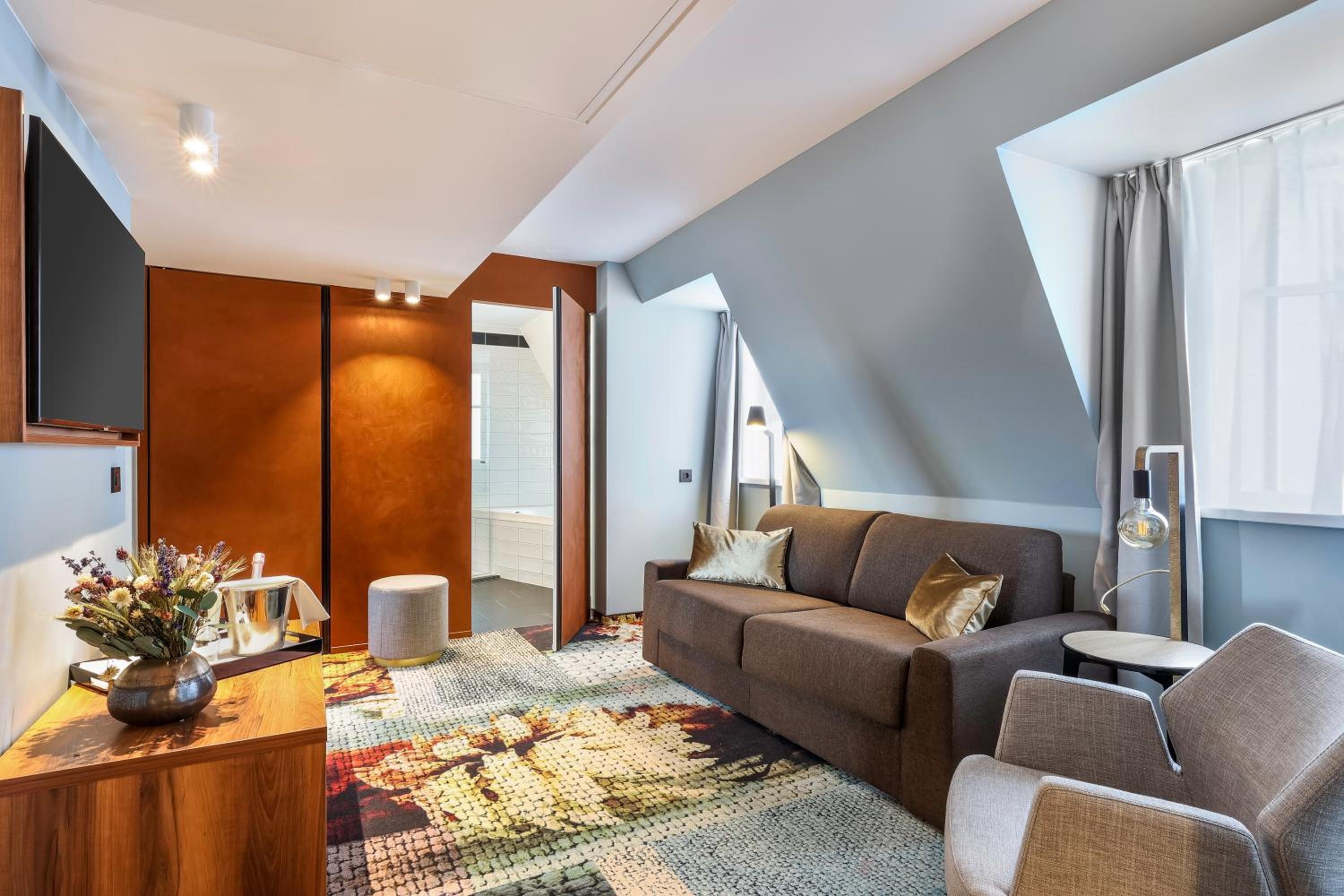 King Suite with Sofa Bed - Photo 3