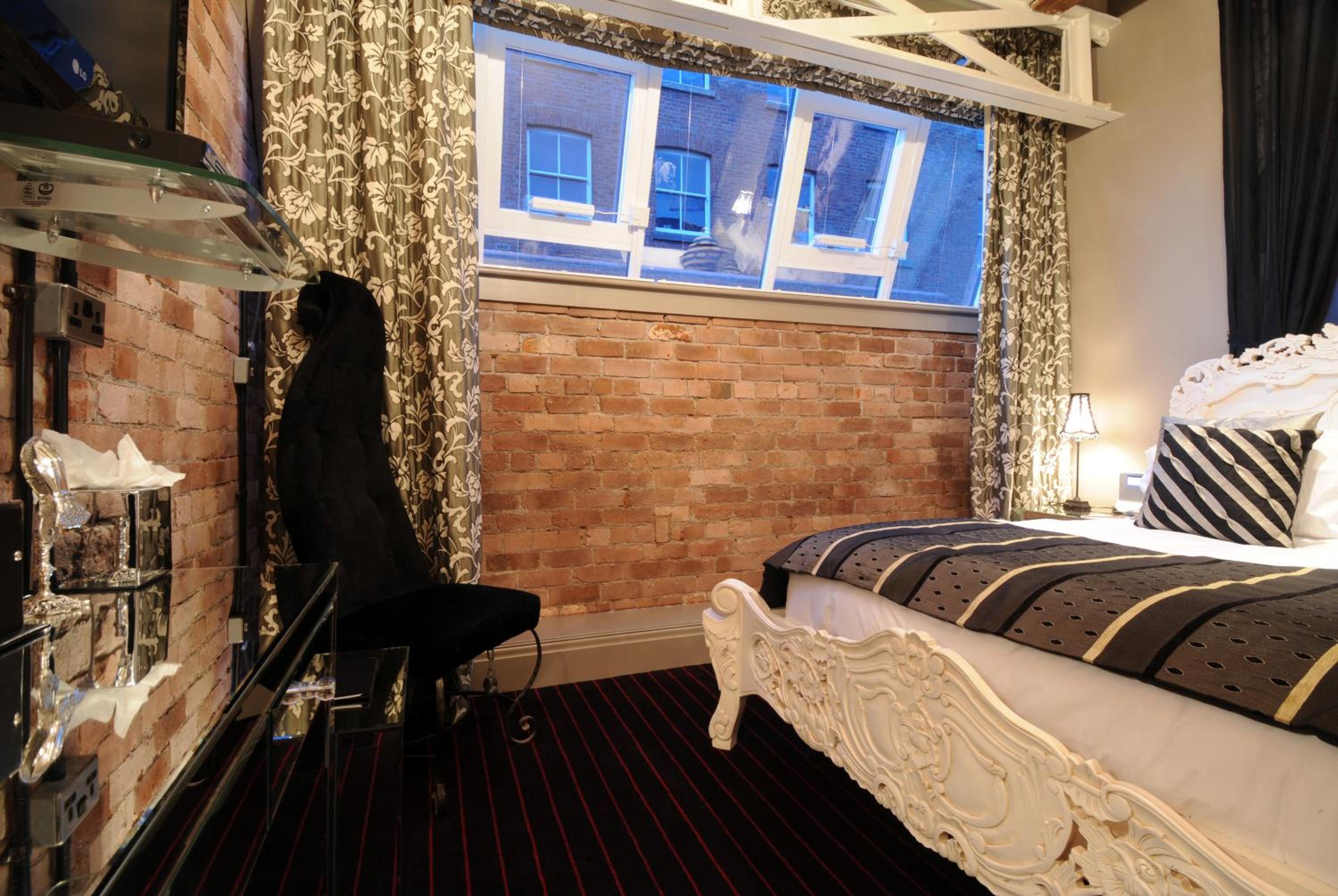 Standard King Room - Photo 20