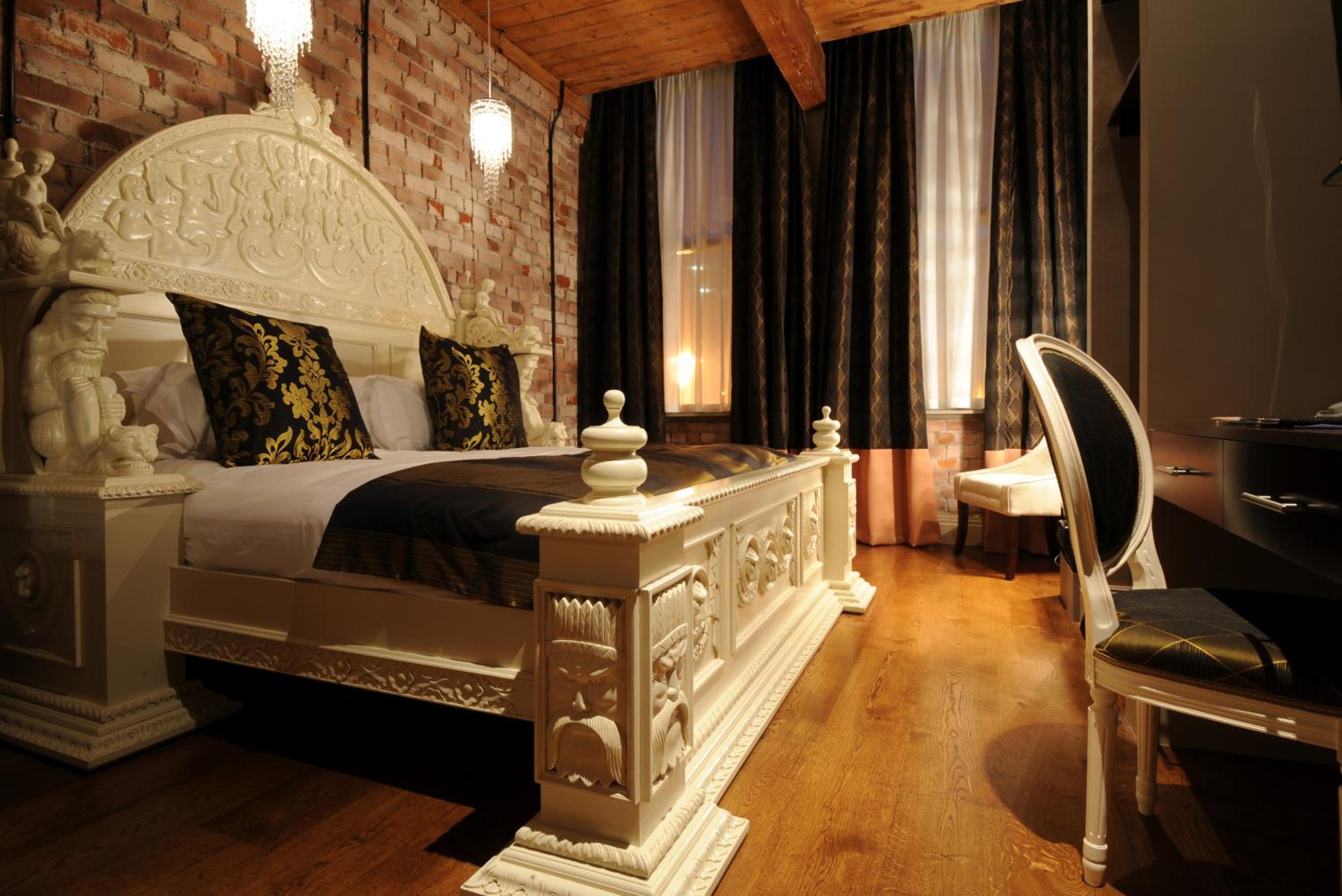 Standard King Room - Photo 11