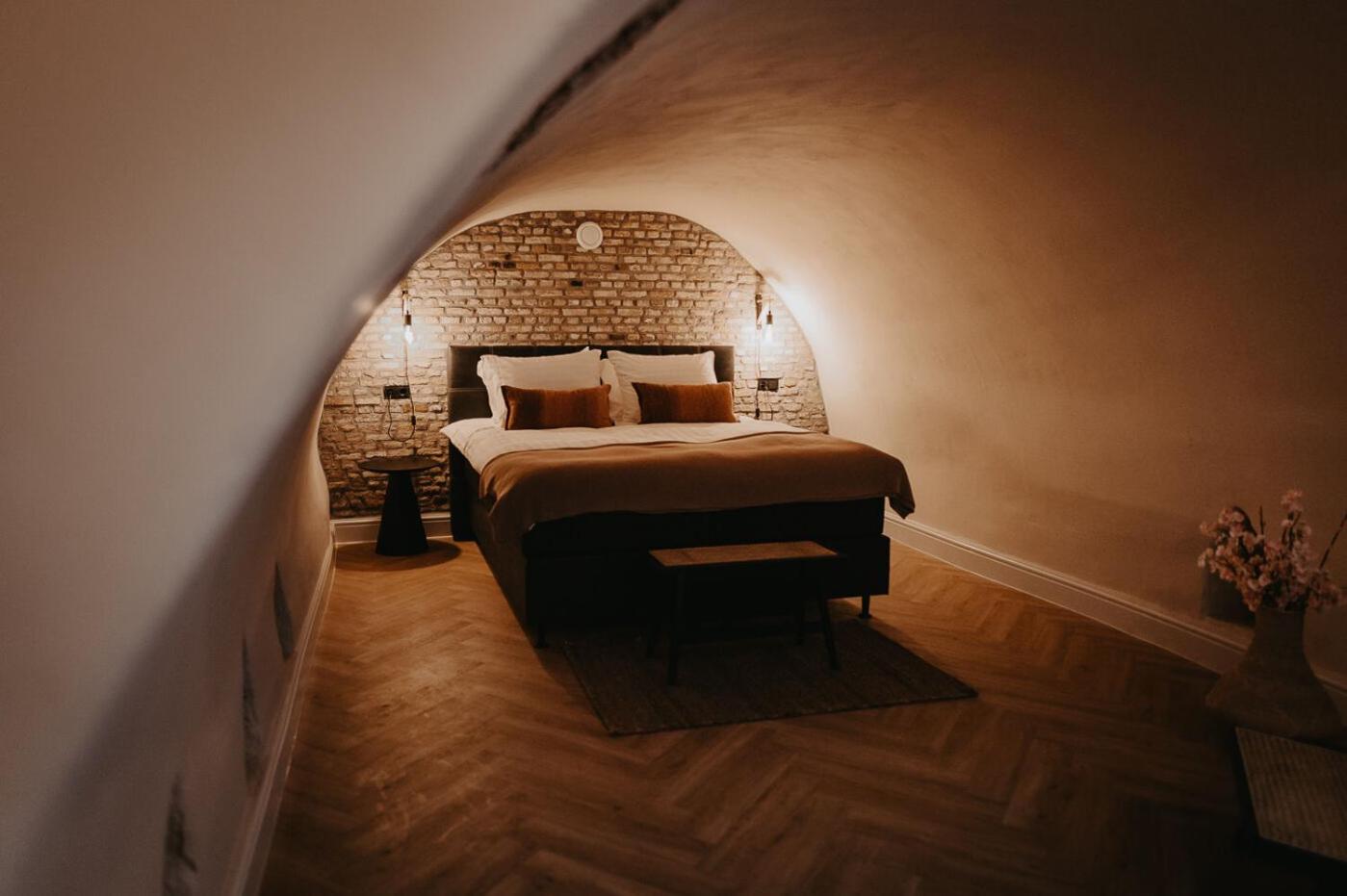 Large Double Room - Photo 2