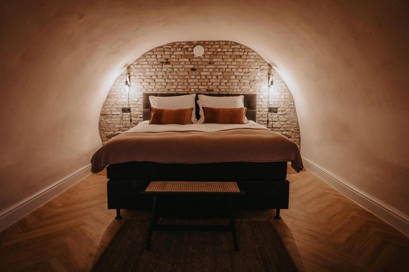 Large Double Room - Photo 1