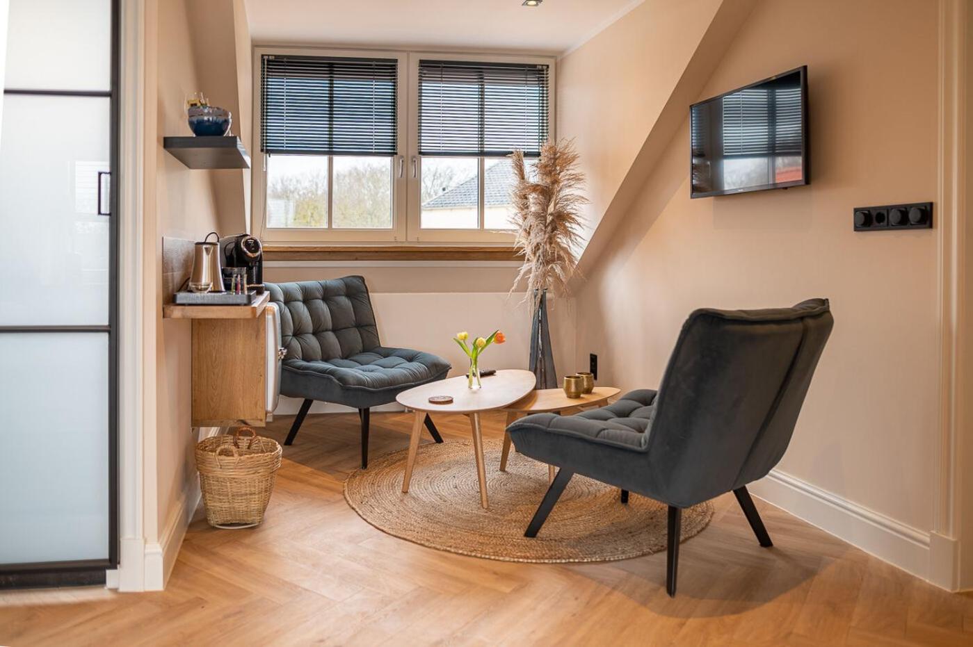 Double Room with Balcony - Photo 8
