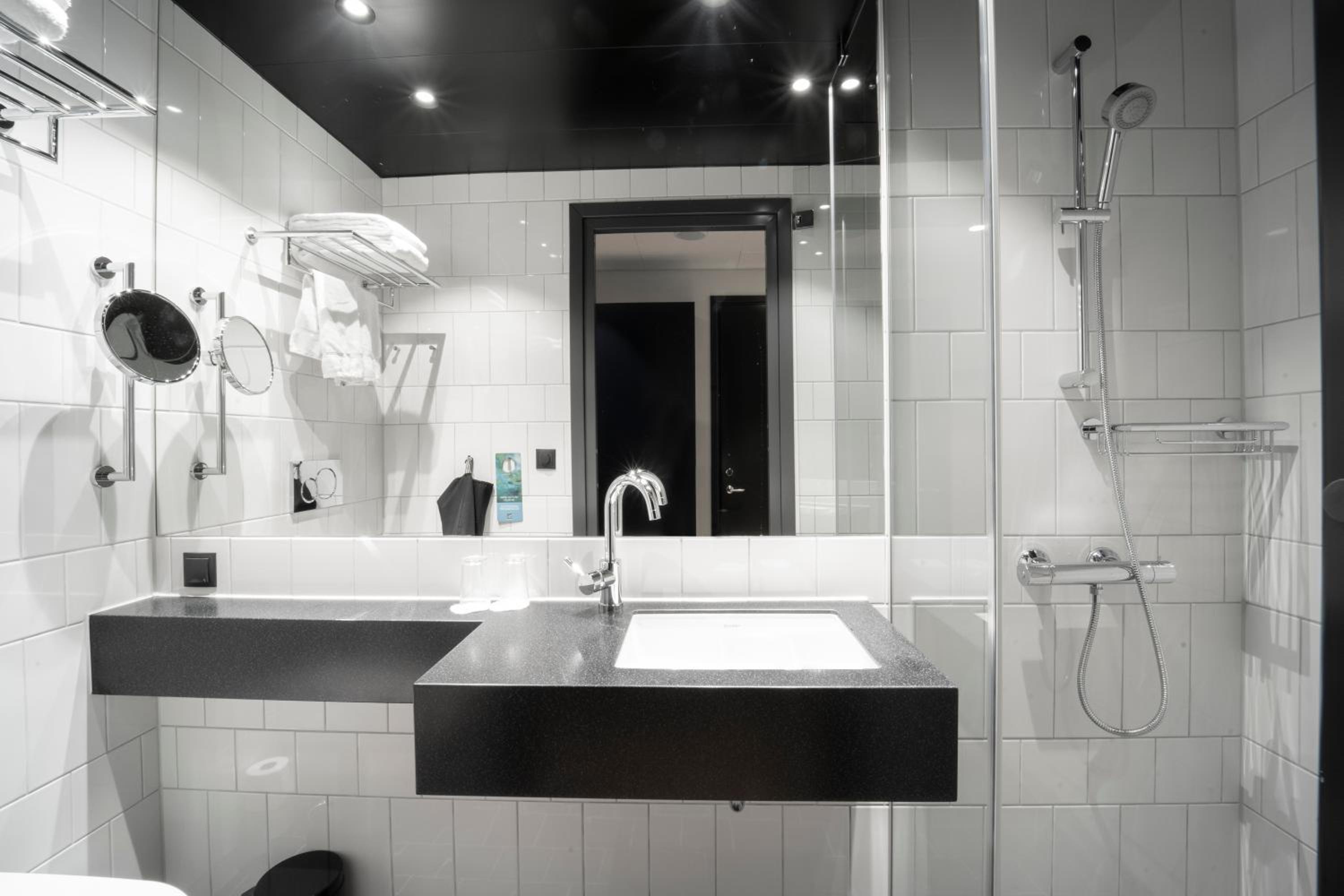 Compact Double (No Window) photo 3