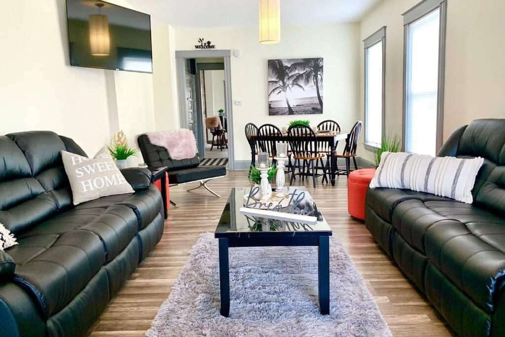 Five-Bedroom House photo 1