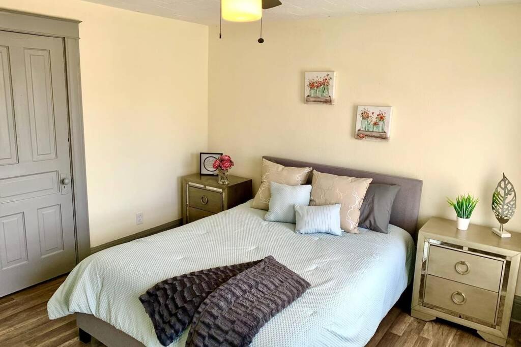 Five-Bedroom House photo 2