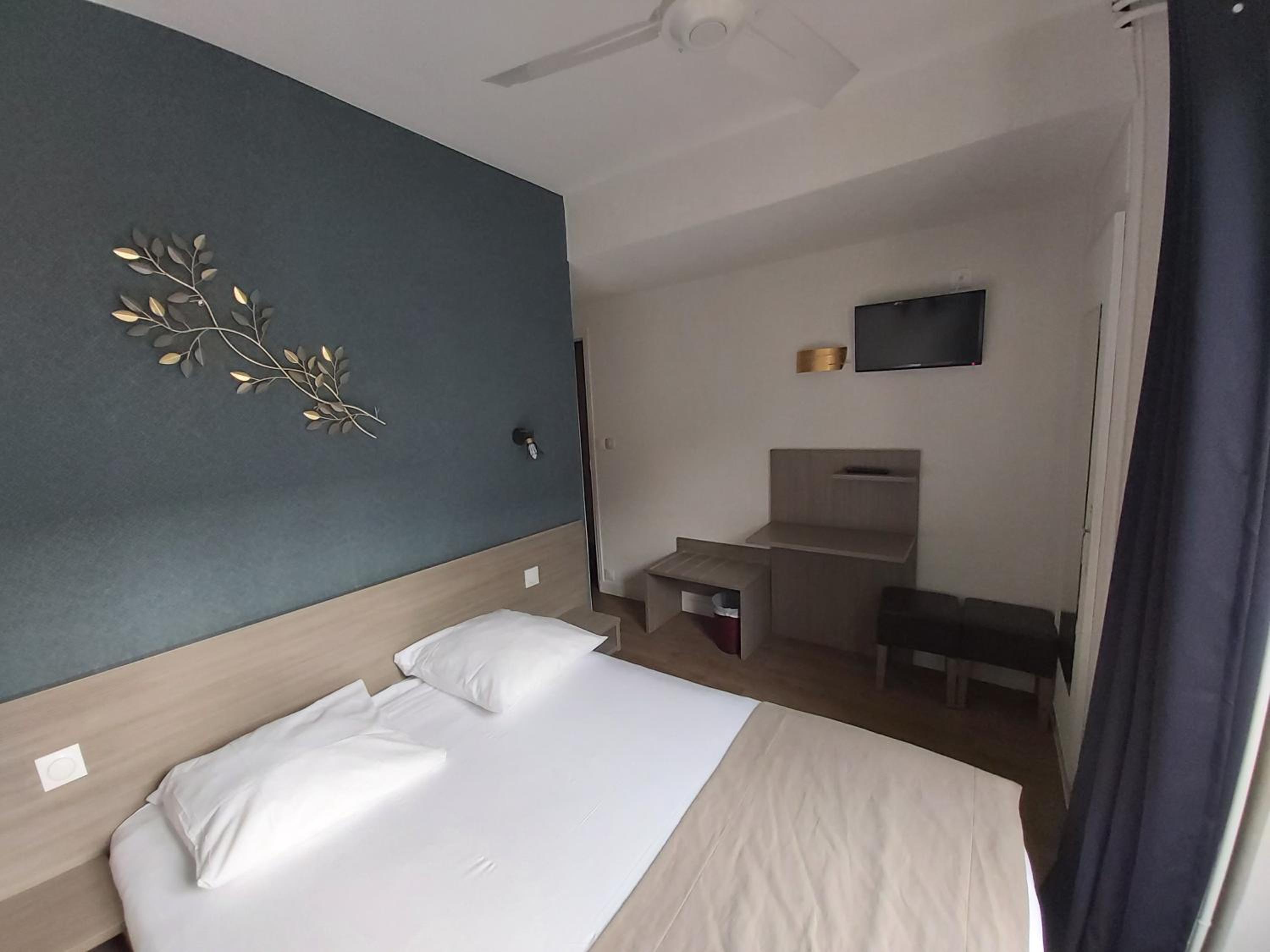 Double Room with Eiffel Tower View photo 2