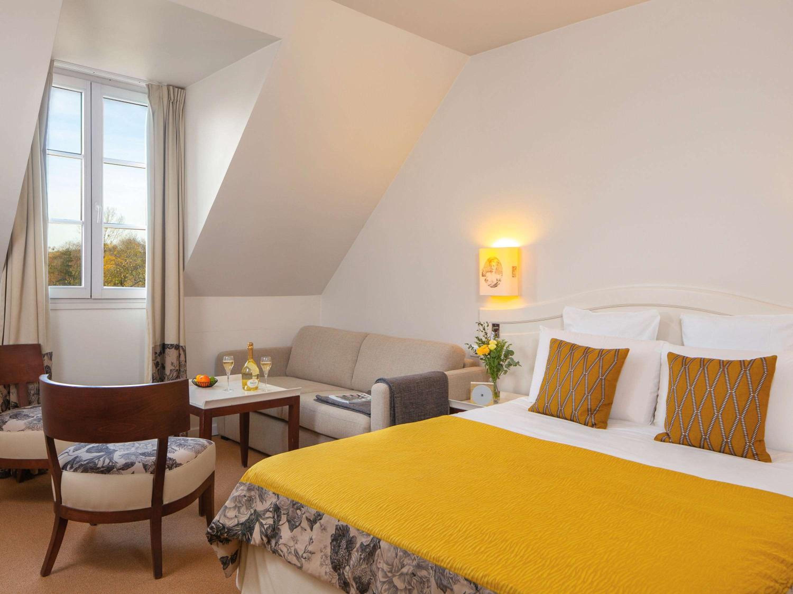 Junior Suite with One Double Bed and One Sofa Bed - Photo 2