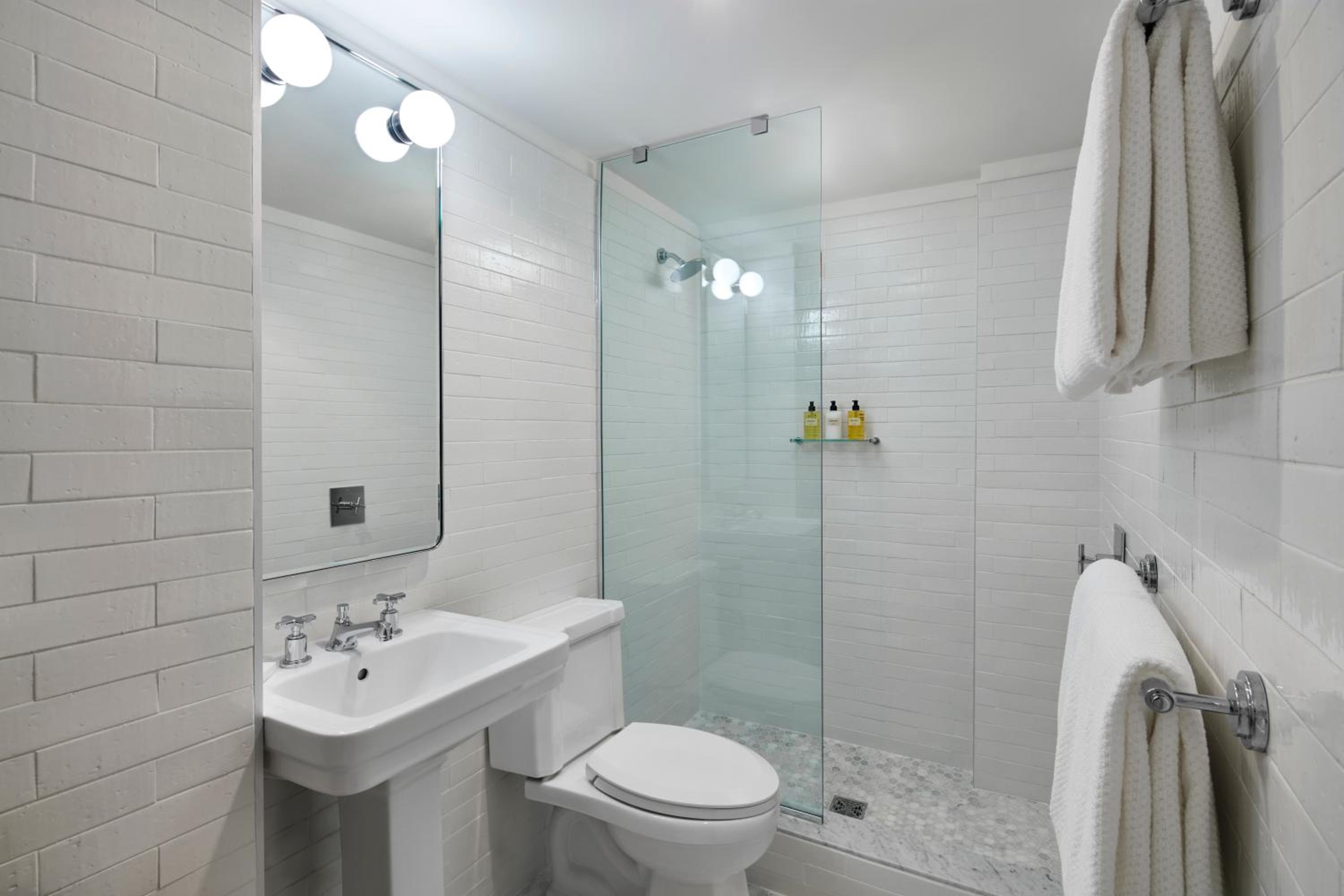 Deluxe King 1 Bed - Photo 2