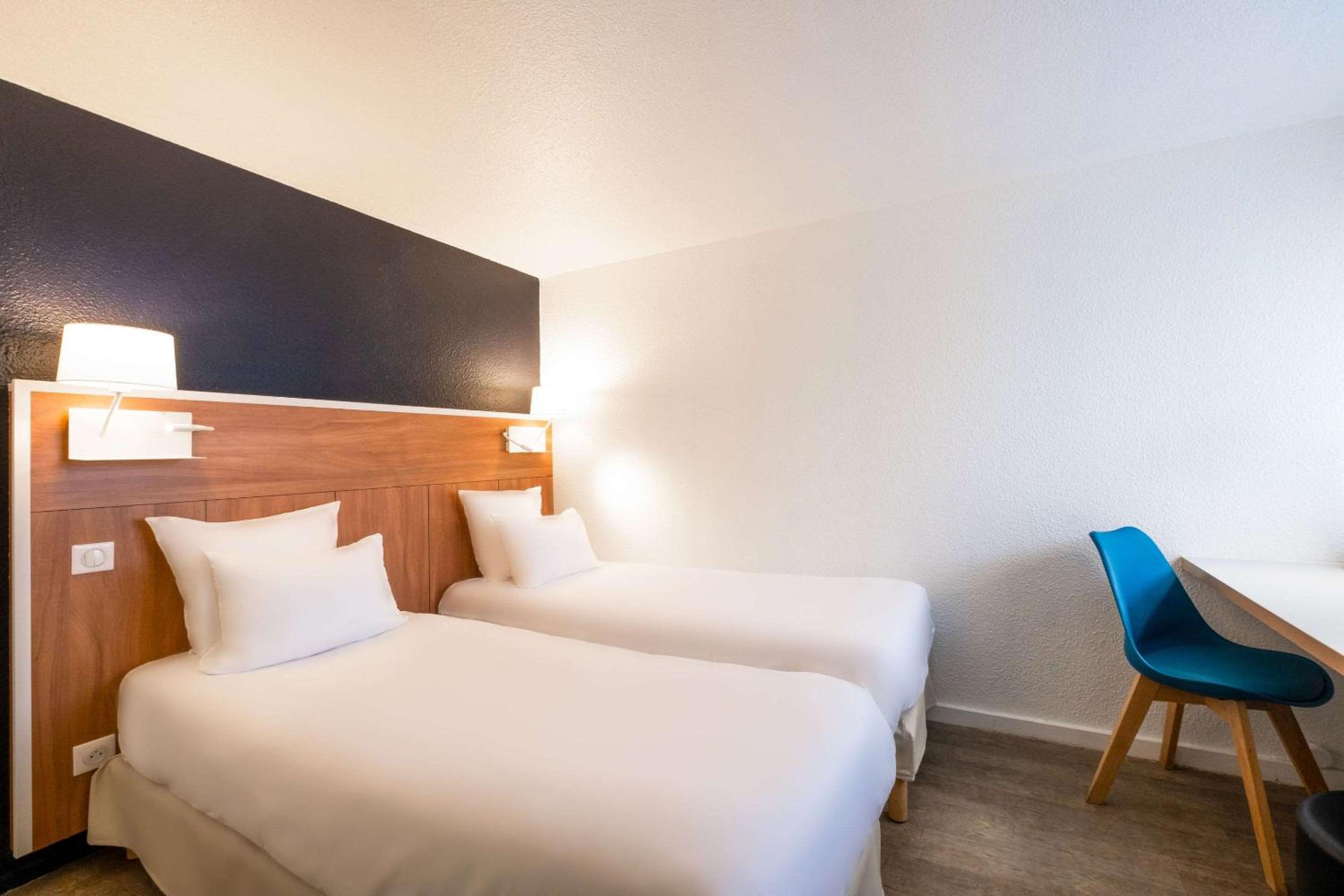 Twin Room - Non-Smoking - Photo 2