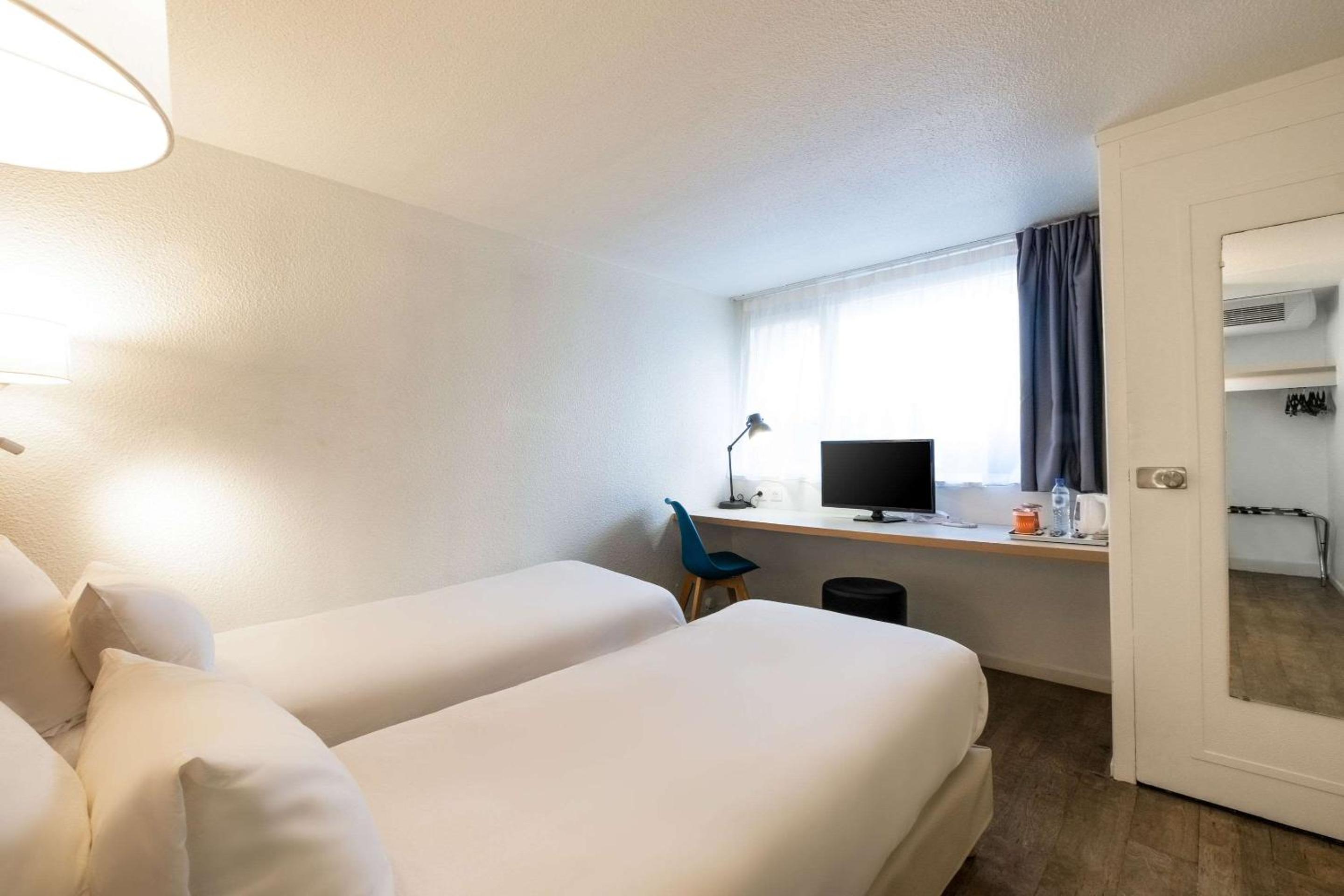 Twin Room - Non-Smoking - Photo 4