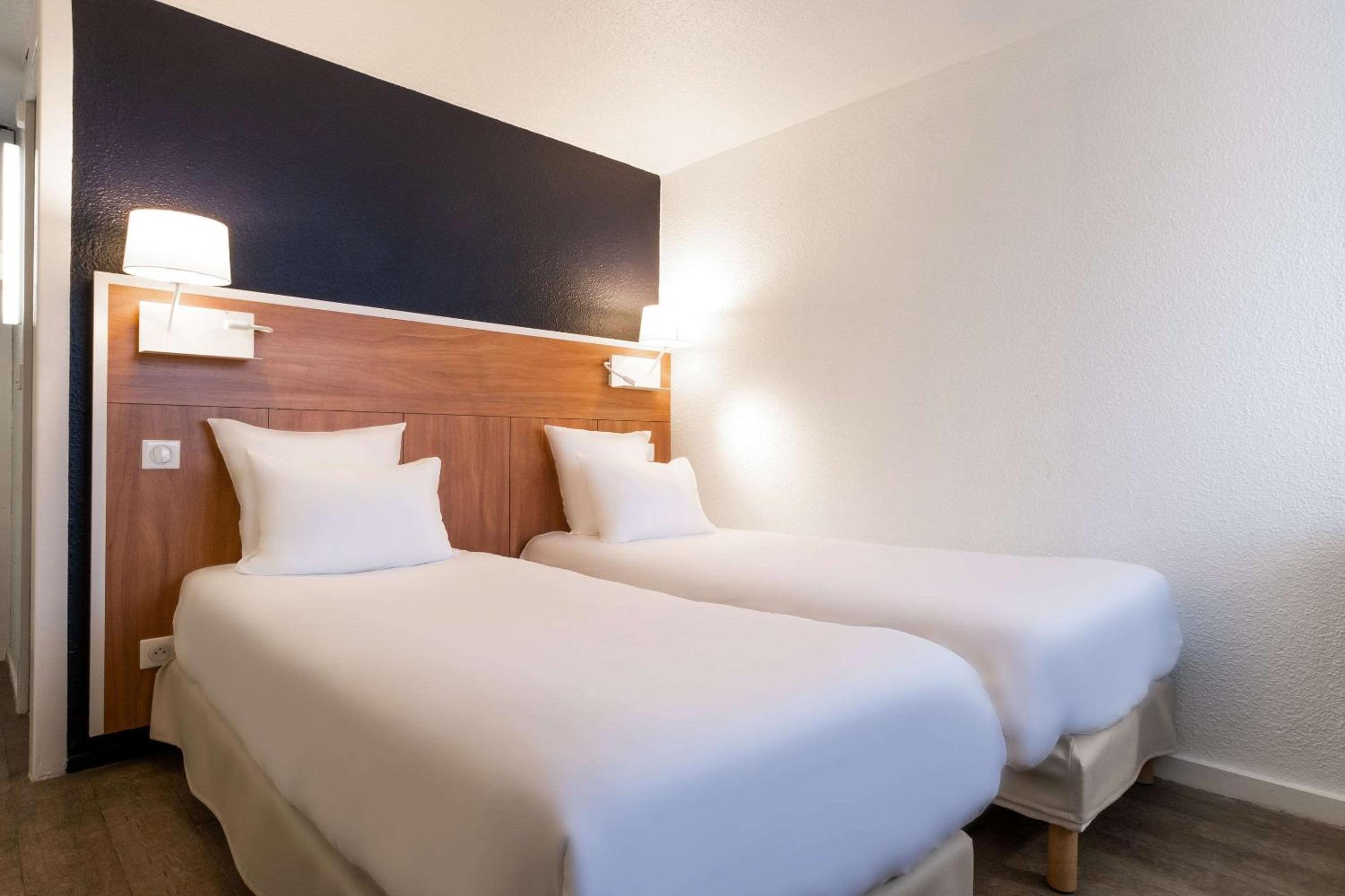 Twin Room - Non-Smoking - Photo 1