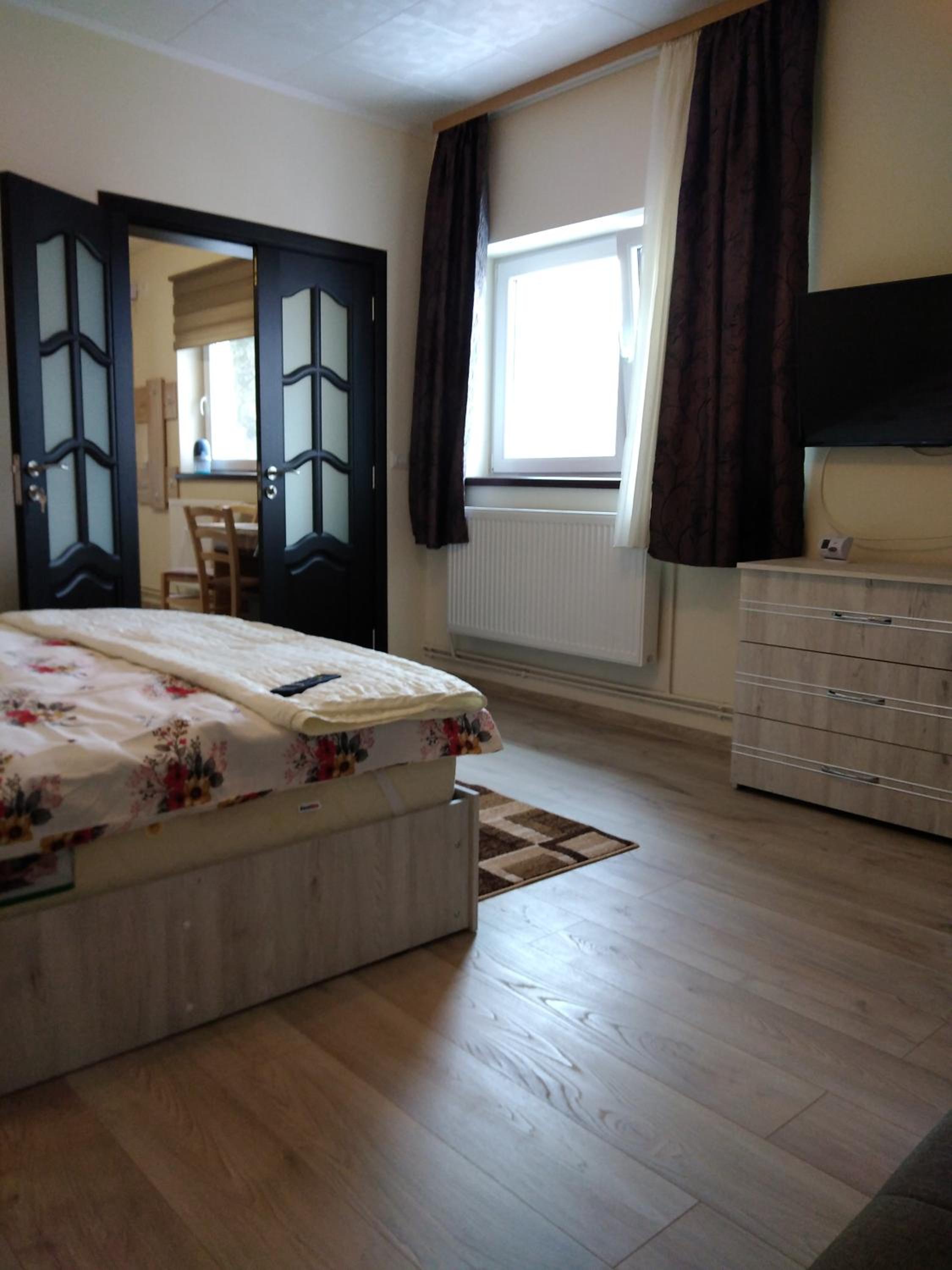 One-Bedroom Apartment - Photo 2