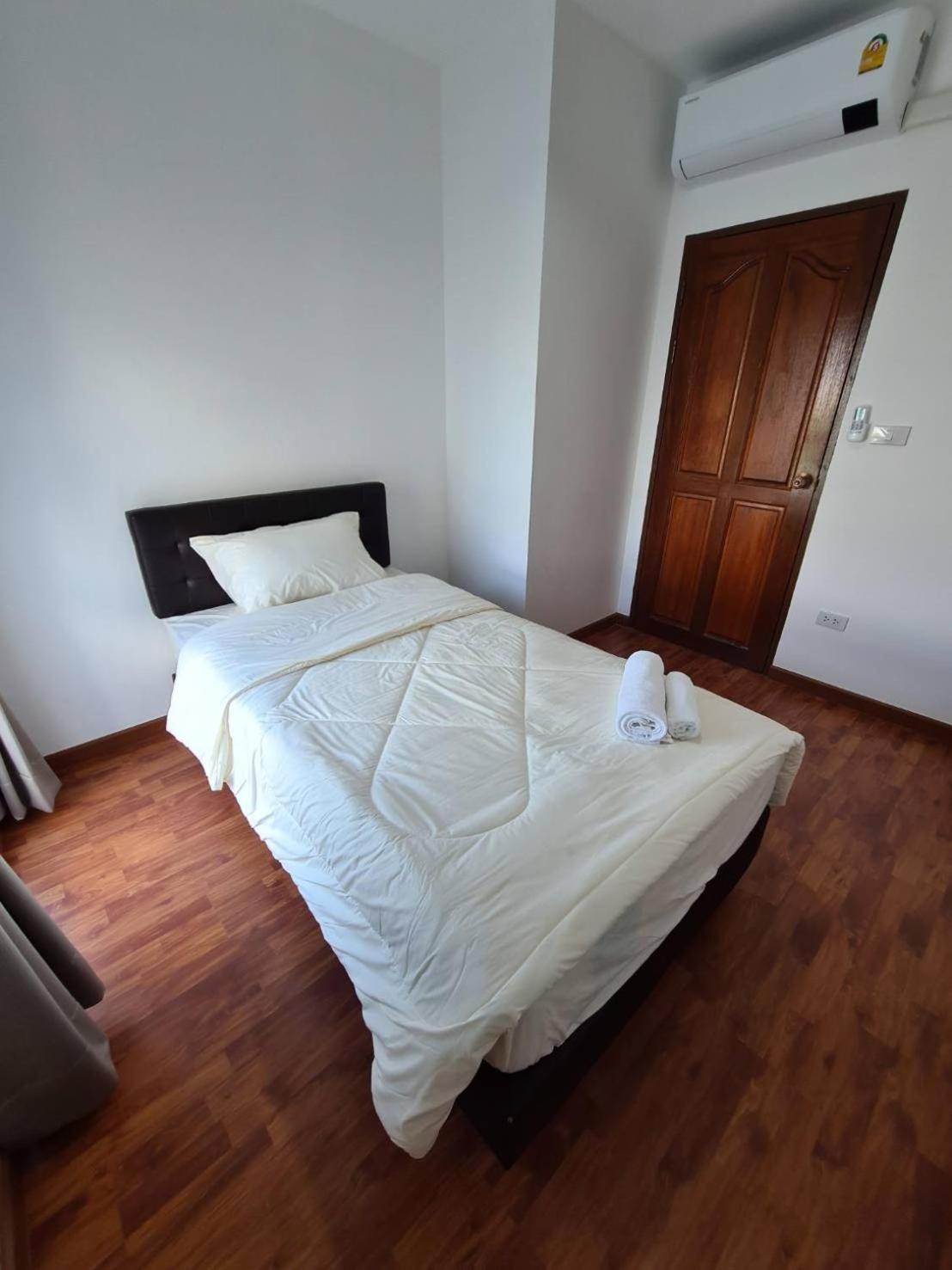 Single Room With Shared Bathroom photo 3